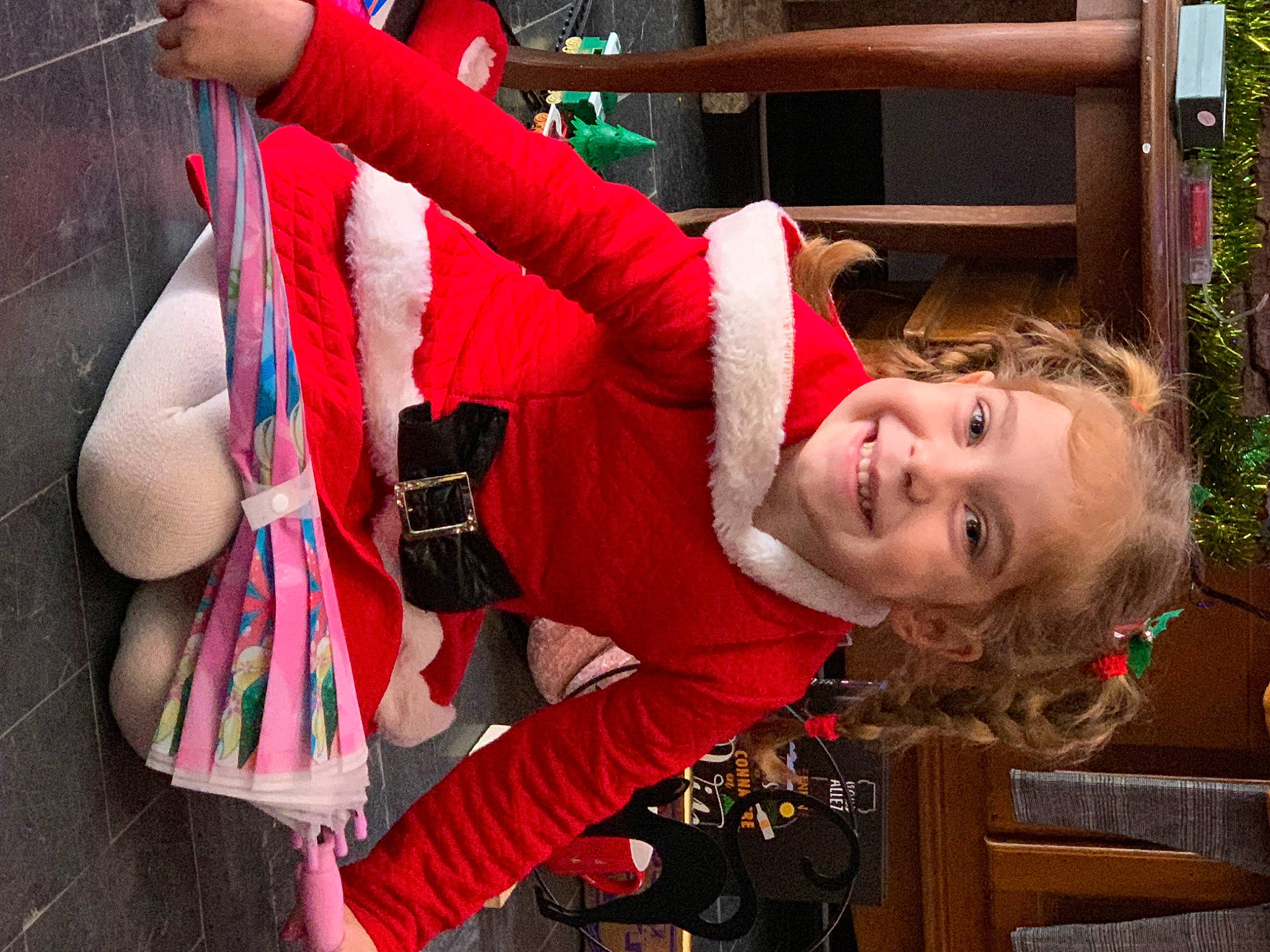 Lya participe au concours pour gagner de l'argent avec cette photo : child, christmas, event, fun, happy, holiday, human, joy, laugh, leisure, magenta, pattern, person, pink, recreation, red, smile, thigh, tradition, tree