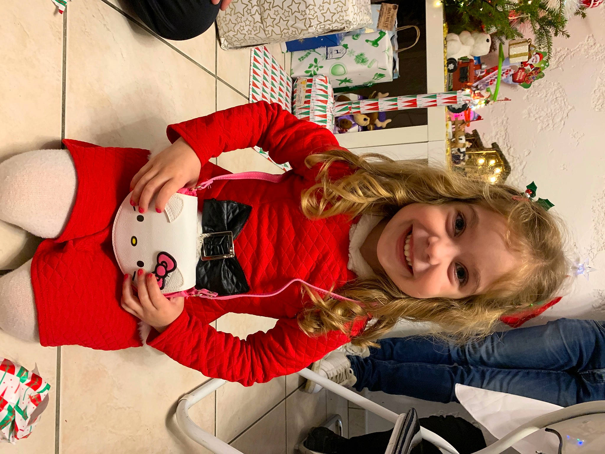 Lya a rejoint le concours — aidez-le/la à gagner de superbes lots ! arm, carmine, child, christmas, christmas_eve, costume, event, fictional_character, fun, happy, holiday, human_leg, joy, knee, lap, person, room, smile, thigh, tree