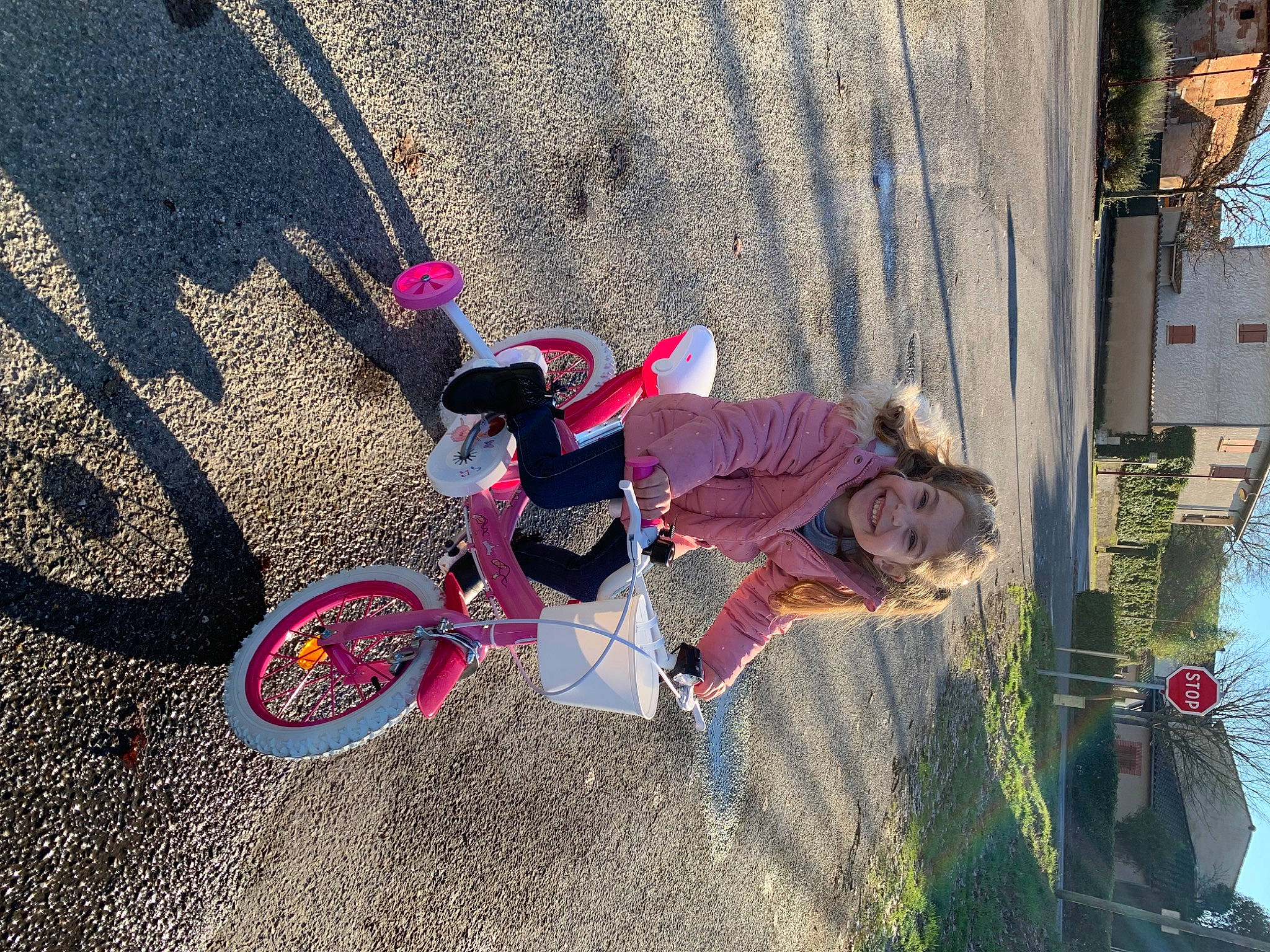 Lya participe au concours pour gagner de l'argent avec cette photo : asphalt, automotive_tire, bicycle, bicycle_accessory, bicycle_fork, bicycle_frame, bicycle_handlebar, bicycle_helmet, bicycle_part, bicycle_tire, bicycle_wheel, bicycles_equipment_and_supplies, helmet, joy, leisure, person, plant, spoke, tire, tree