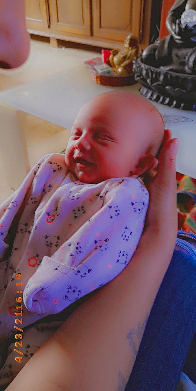 Tania a rejoint le concours — aidez-le/la à gagner de superbes lots ! abdomen, arm, baby, baby_products, baby_toddler_clothing, cheek, child, comfort, facial_expression, fun, happy, mouth, orange, pattern, person, pink, purple, room, skin, textile