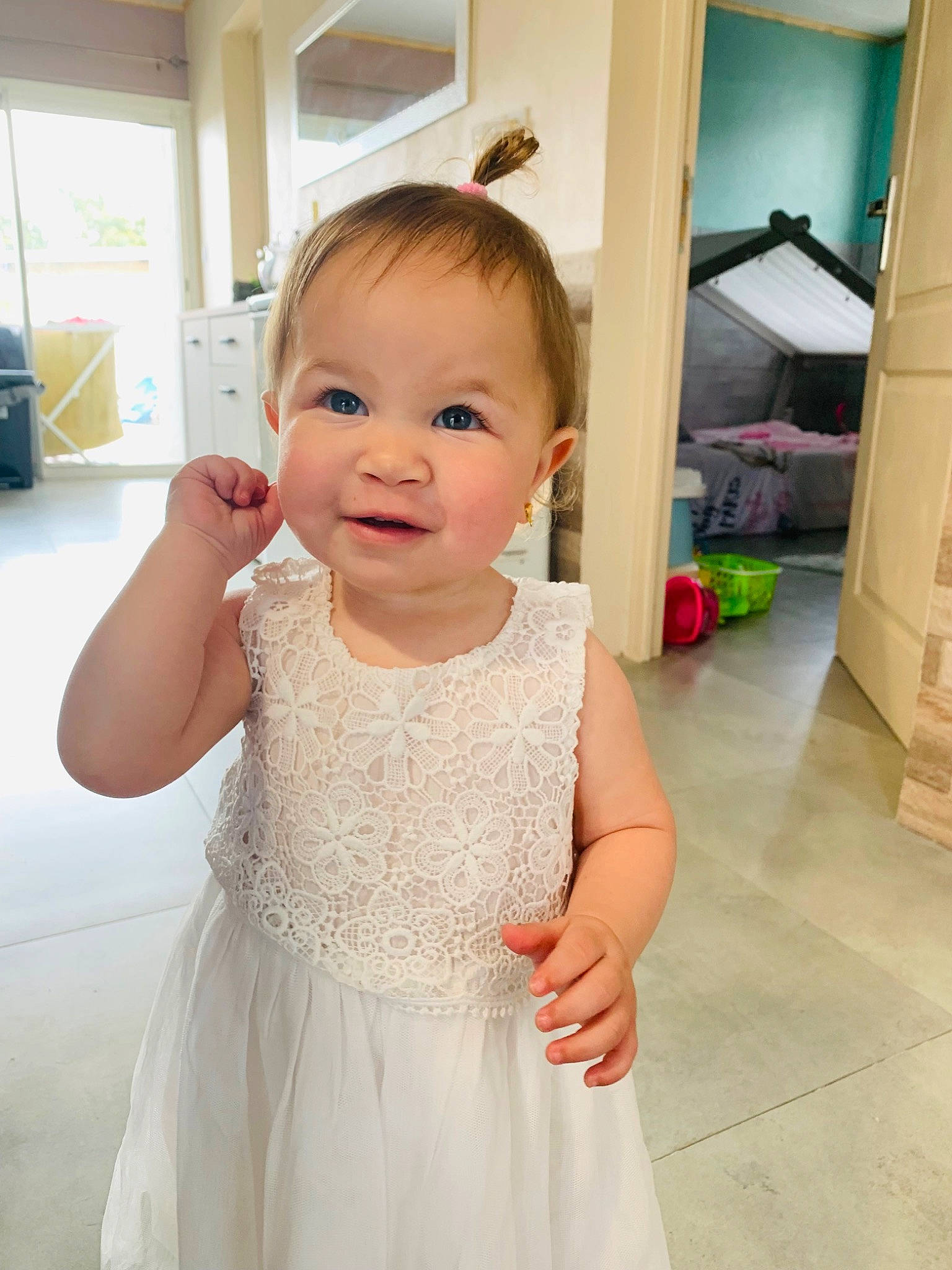 Taylor a rejoint le concours — aidez-le/la à gagner de superbes lots ! arm, baby_toddler_clothing, cheek, chin, dress, facial_expression, finger, gesture, hand, happy, head, human_body, iris, joint, neck, one_piece_garment, person, shoulder, skin, sleeve