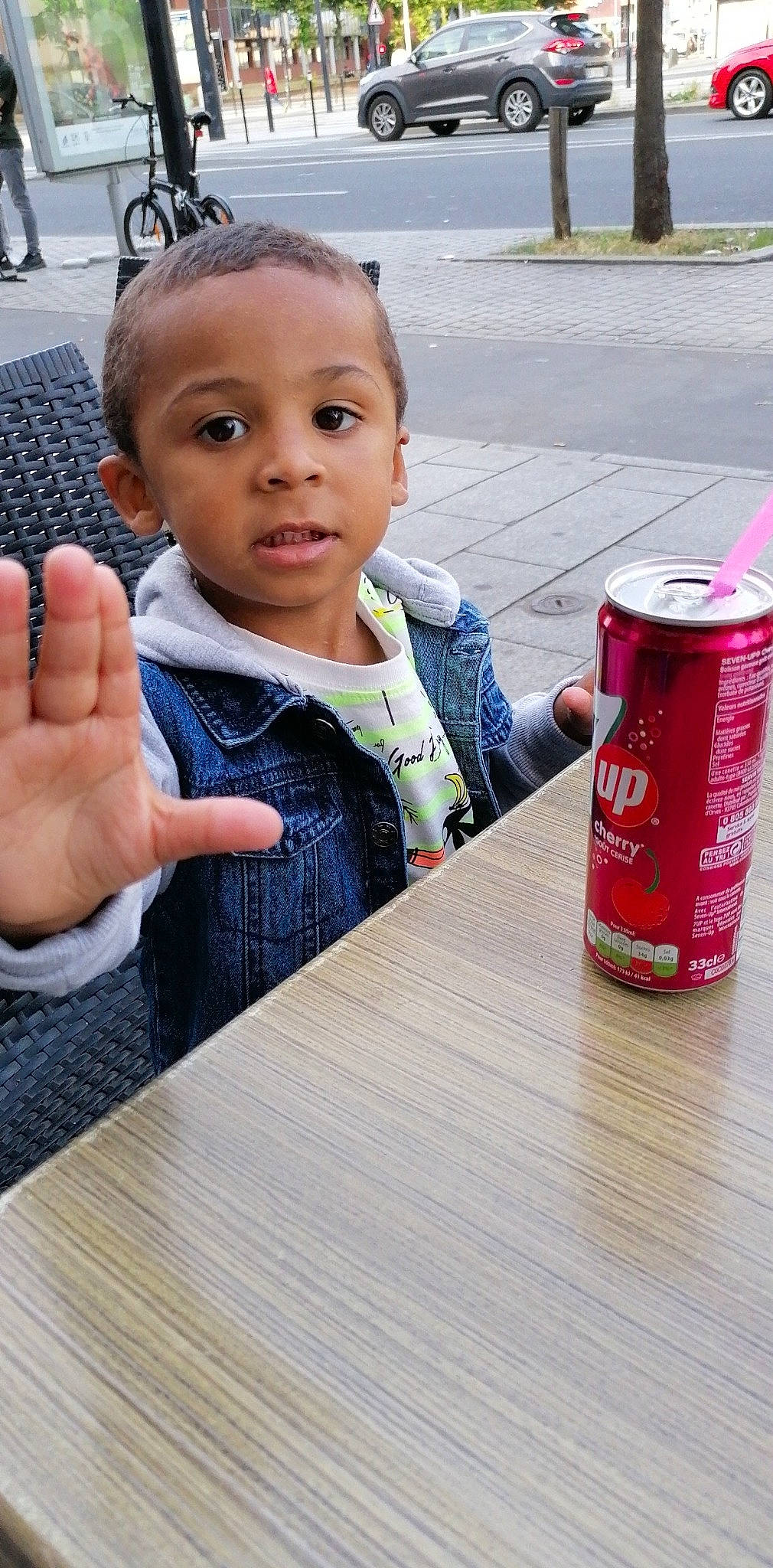 Djibi a rejoint le concours — aidez-le/la à gagner de superbes lots ! aluminum_can, baby, beverage_can, bicycle_wheel, carbonated_soft_drinks, child, computer_hardware, computer_keyboard, cylinder, drink, ear, finger, input_device, nail, non_alcoholic_beverage, person, soft_drink, thumb, tin, tin_can