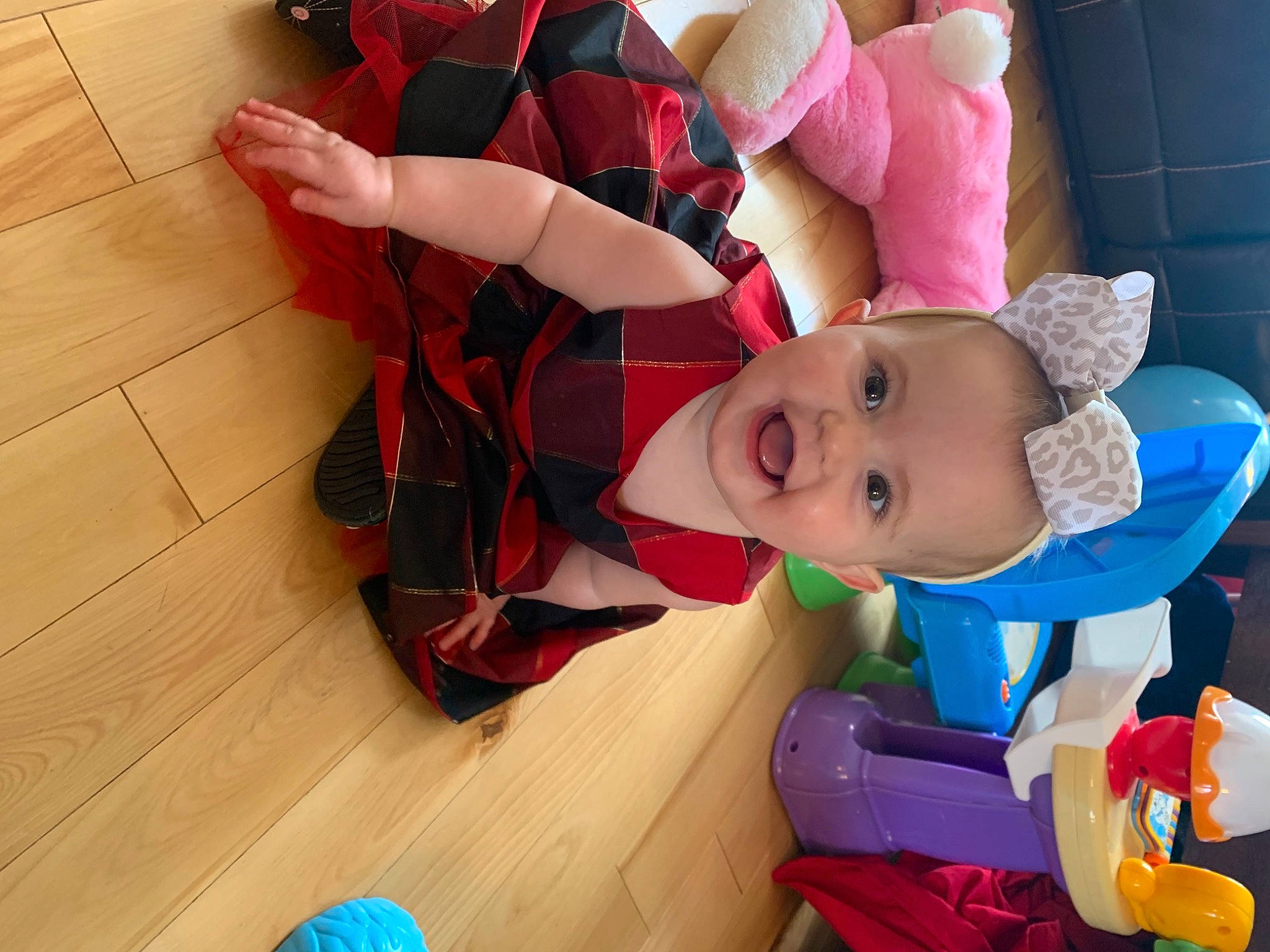 Amelia a rejoint le concours — aidez-le/la à gagner de superbes lots ! baby, baby_products, baby_toddler_clothing, blue, comfort, eye, flooring, fun, hardwood, hat, human_leg, leisure, person, skin, sock, thigh, toddler, varnish, wood, wood_flooring