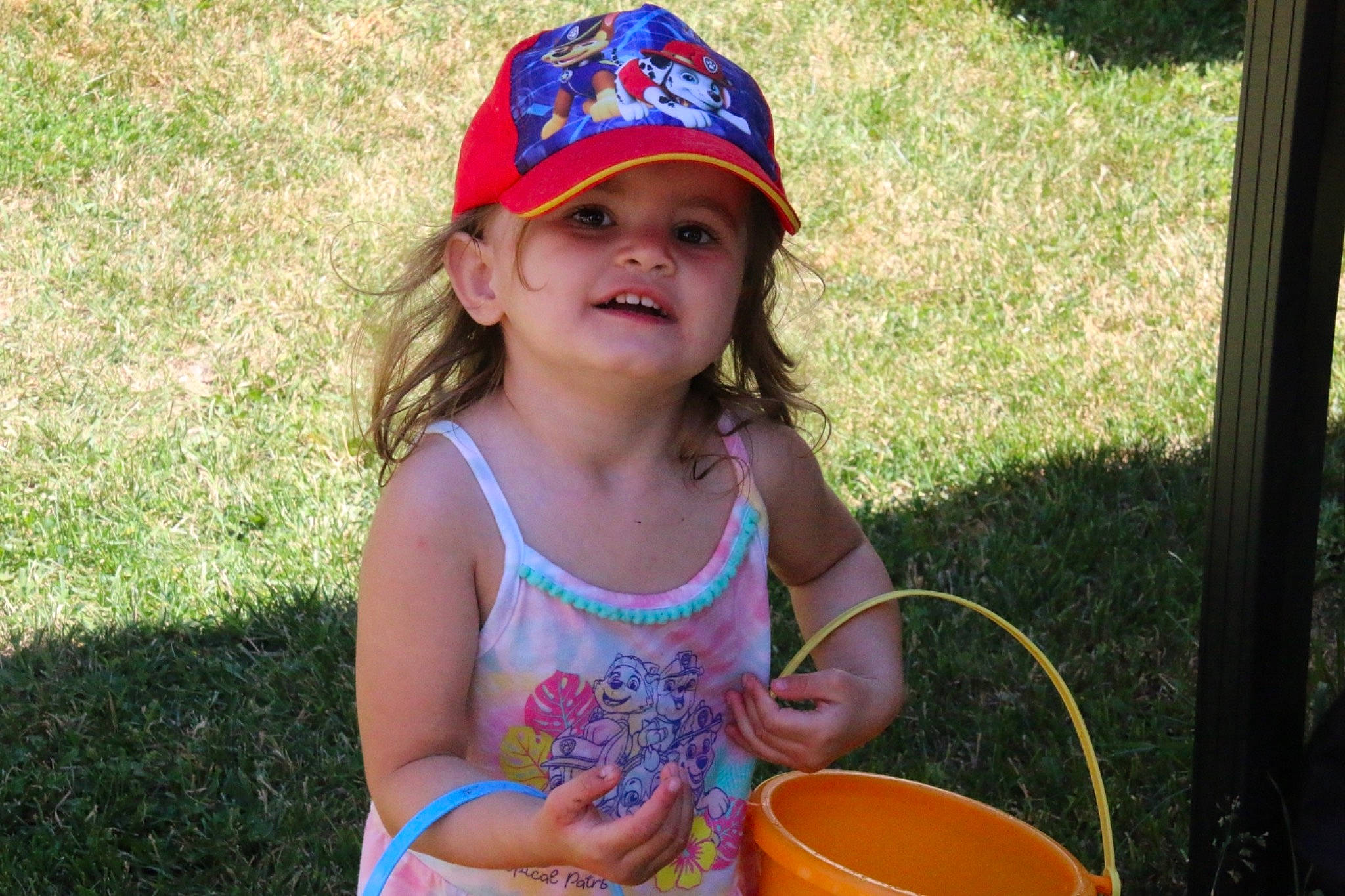 Charlotte participe au concours pour gagner de l'argent avec cette photo : baseball_cap, basket, cap, child, clothing, event, fashion_accessory, fun, grass, happy, hat, headwear, joy, leisure, people_in_nature, person, play, recreation, smile, summer