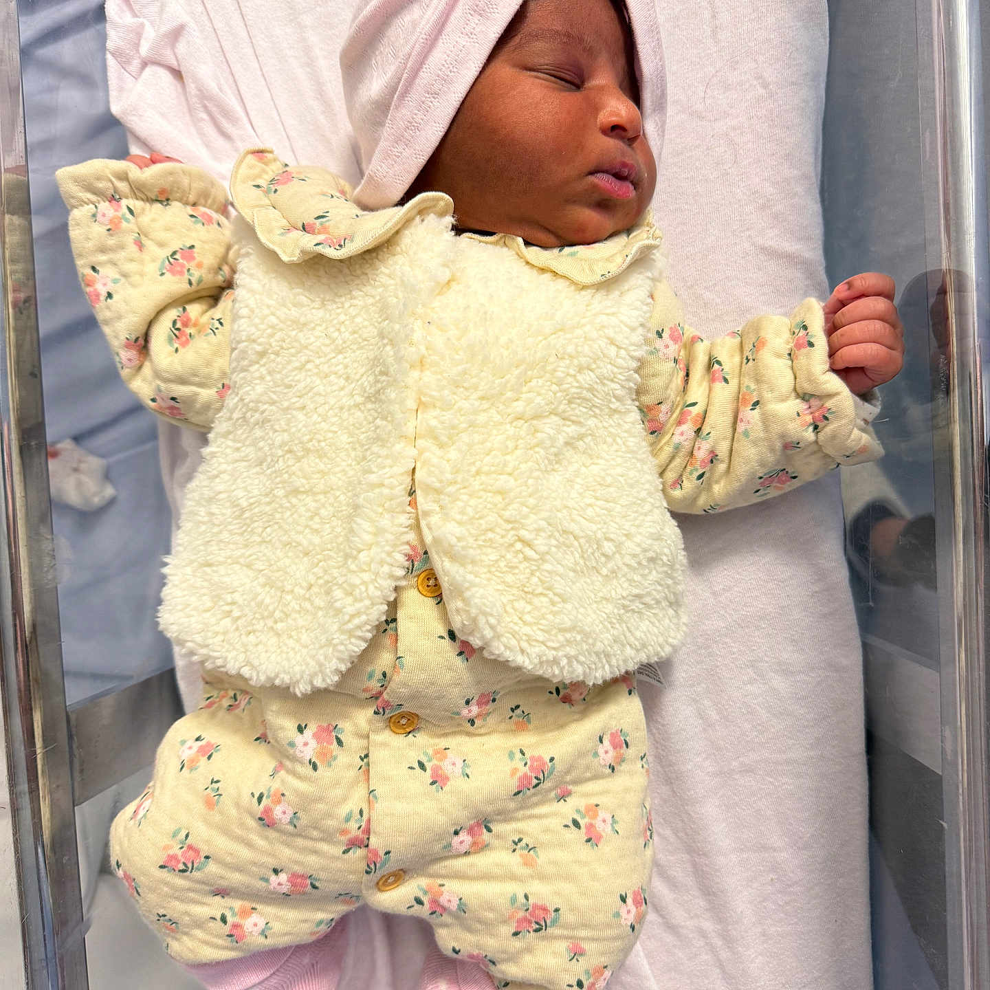 Odelia participe au concours pour gagner de l'argent avec cette photo : baby, blanket, child, clothing, cute, floral_onesie, hospital_bassinet, indoors, infant, newborn, newborn_baby, pacifier, peaceful, person, pink_headwrap, rest, sleep, sleeping, soft, white_vest