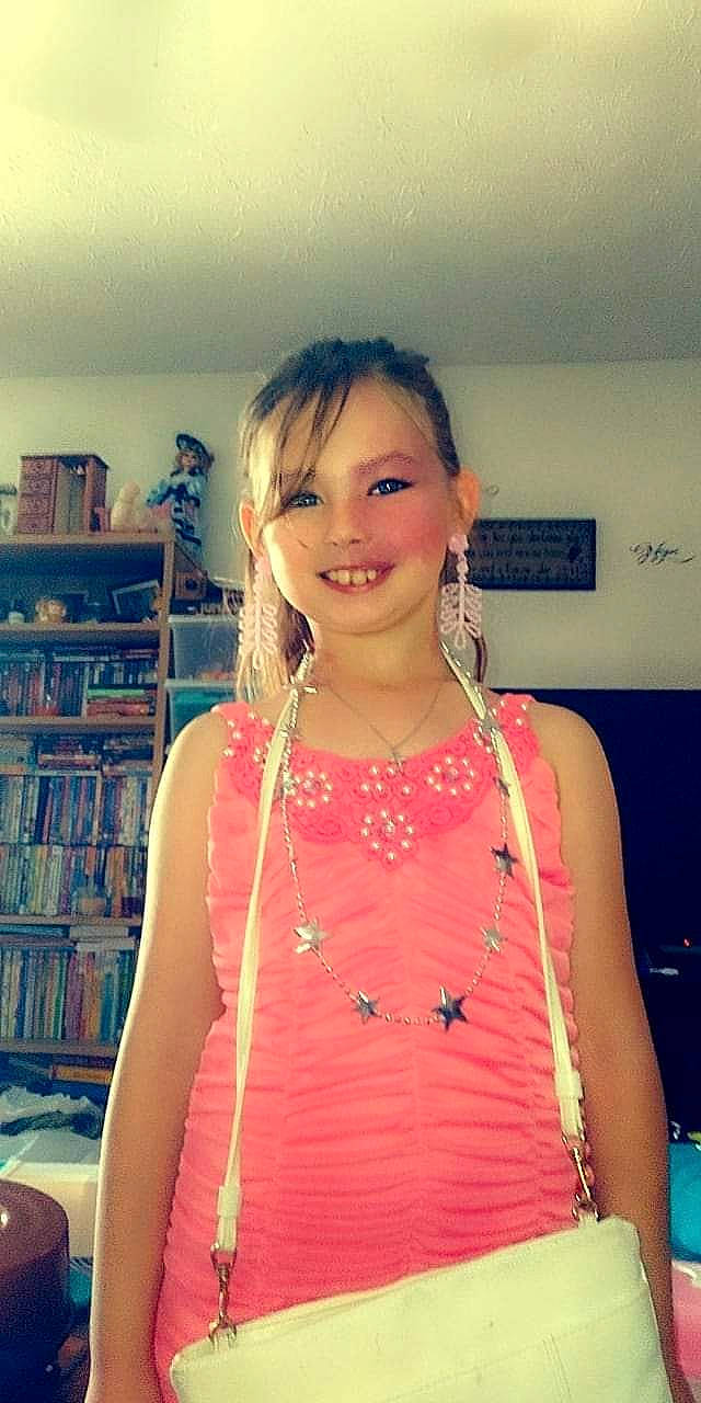 Rachel is registered to the contest to win money with this photo: blond, bookcase, chest, electric_blue, event, eyelash, eyewear, fashion_design, fun, happy, jewellery, joy, necklace, person, shelf, shelving, shoulder, sleeve, smile, t_shirt