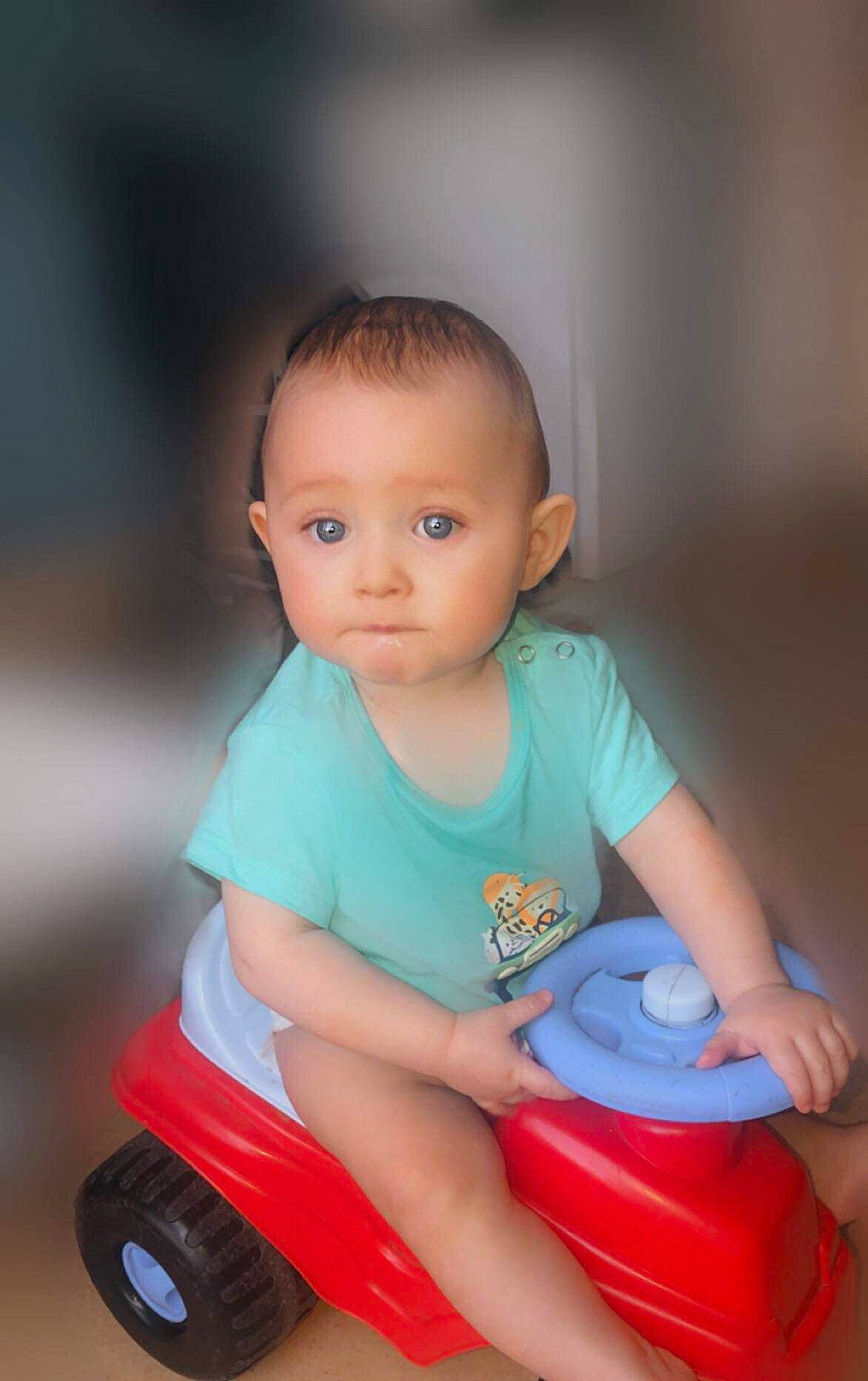 Djioulian a rejoint le concours — aidez-le/la à gagner de superbes lots ! arm, automotive_tire, baby_playing_with_toys, baby_toddler_clothing, child, electric_blue, finger, flash_photography, fun, happy, human_body, person, product, riding_toy, rolling, skin, t_shirt, tire, toddler, vehicle