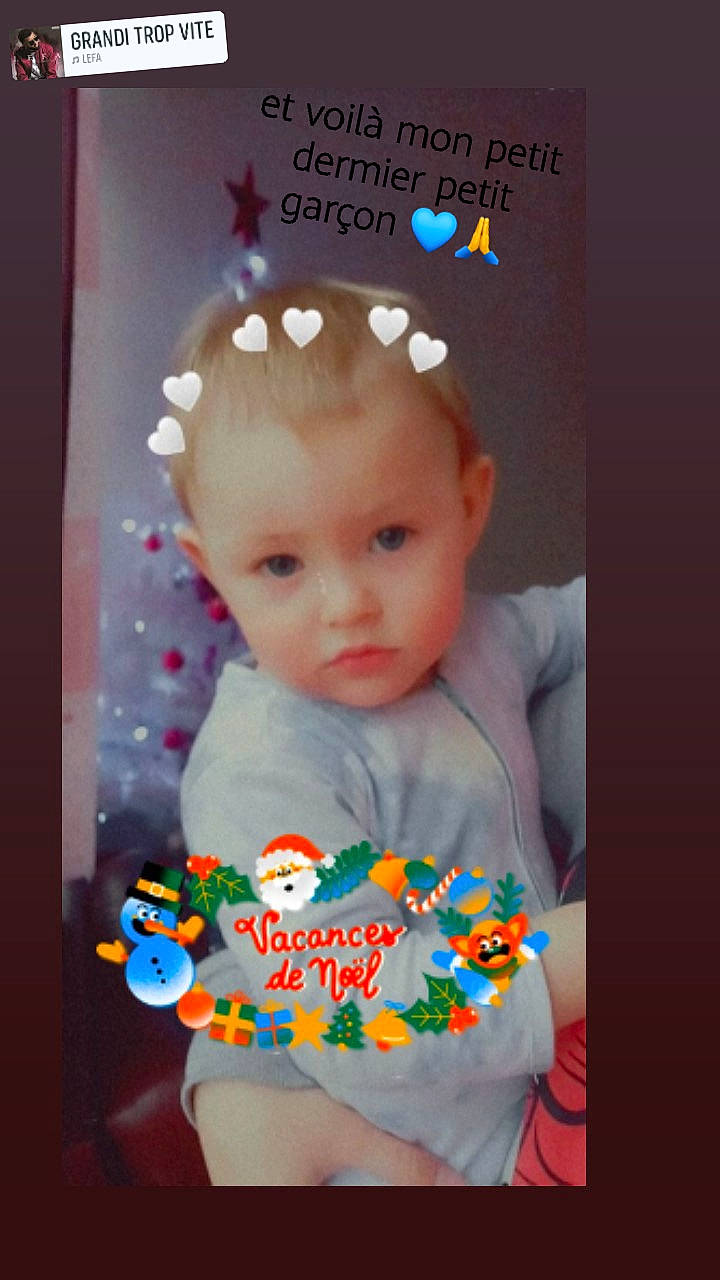 Djioulian a rejoint le concours — aidez-le/la à gagner de superbes lots ! baby, baby_products, baby_toddler_clothing, cap, cheek, child, costume_hat, crown, fashion_accessory, fun, hair_accessory, happy, headpiece, pattern, person, sitting, skin, sleeve, sweetness, t_shirt