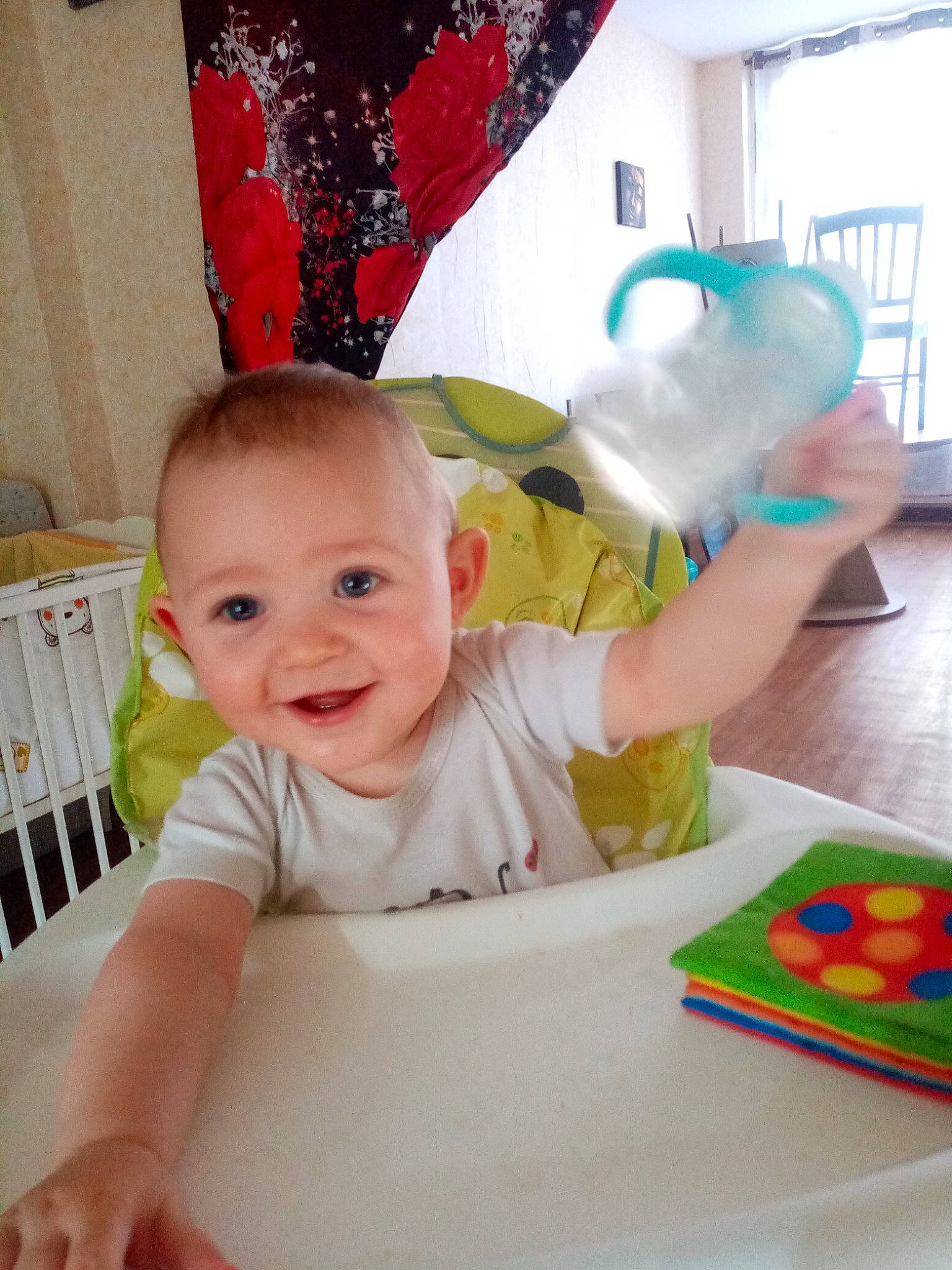 Djioulian a rejoint le concours — aidez-le/la à gagner de superbes lots ! baby, baby_playing_with_toys, baby_safety, baby_toddler_clothing, baby_toys, chair, child, fun, green, happy, joy, office_supplies, person, play, product, room, smile, t_shirt, table, tableware