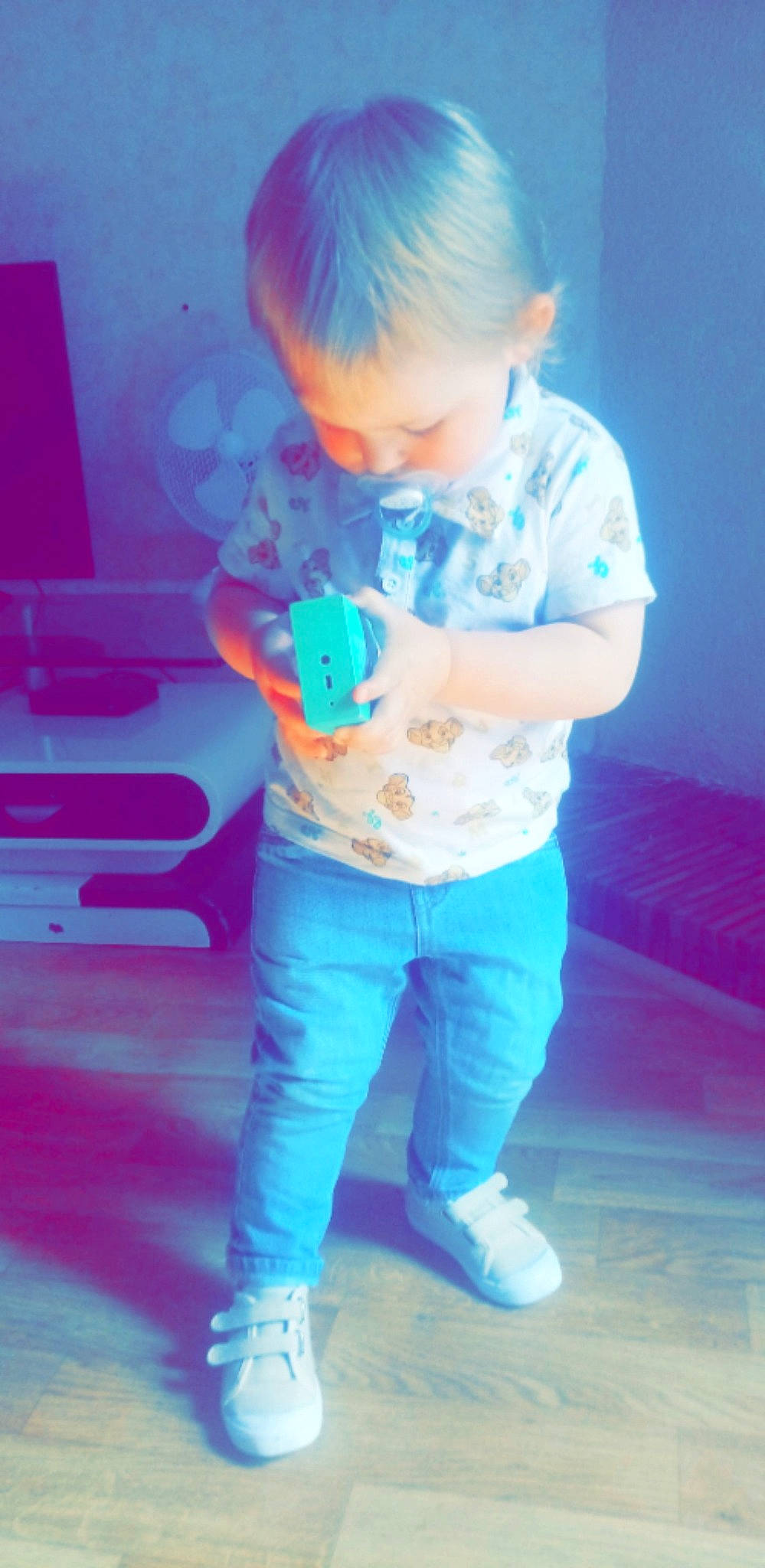 Djioulian participe au concours pour gagner de l'argent avec cette photo : azure, baby, baby_toddler_clothing, blond, child, cool, denim, elbow, electric_blue, fun, gesture, happy, magenta, person, pink, purple, sitting, sleeve, standing, t_shirt