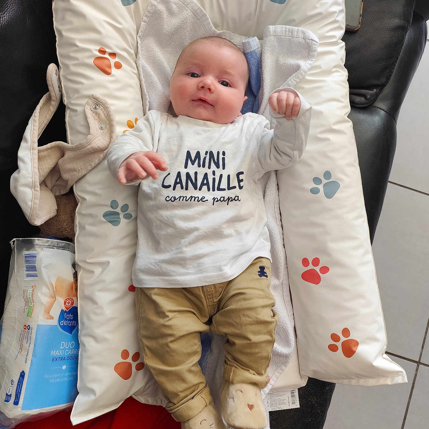 Maël a rejoint le concours — aidez-le/la à gagner de superbes lots ! baby, bed, blanket, bodypart, clothing, couch, crib, cushion, face, furniture, head, homedecor, infantbed, newborn, pants, person, photography, pillow, portrait, sleeping