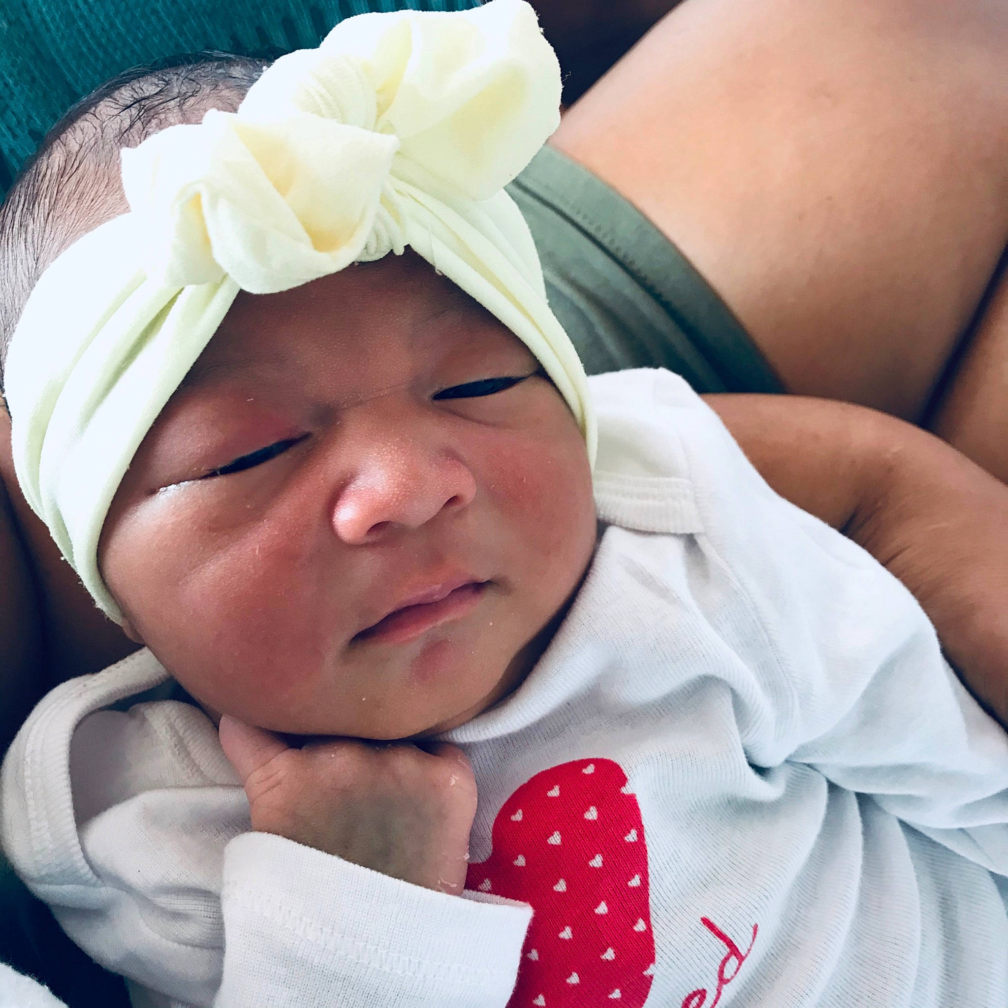 Heiani a rejoint le concours — aidez-le/la à gagner de superbes lots ! baby, baby_sleeping, baby_toddler_clothing, cap, cheek, collar, comfort, eyelash, finger, gesture, happy, headwear, lip, mouth, nail, nose, person, pink, skin, smile