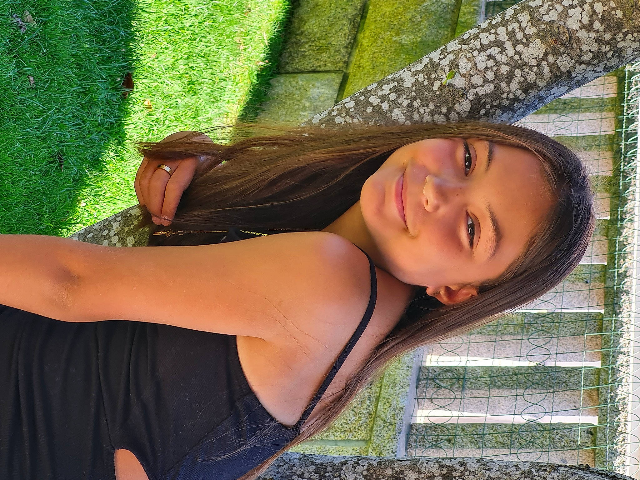 Paloma participe au concours pour gagner de l'argent avec cette photo : active_tank, black_hair, cool, elbow, eye, flash_photography, grass, green, happy, human_leg, joy, leisure, lip, long_hair, people_in_nature, person, smile, thigh, tree, trunk