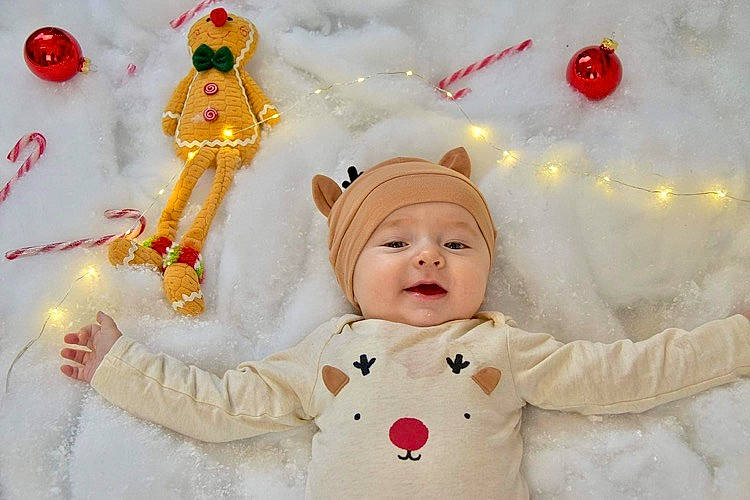 Santino a rejoint le concours — aidez-le/la à gagner de superbes lots ! baby, baby_toddler_clothing, child, christmas_ornament, doll, event, facial_expression, fun, happy, head, headwear, holiday, holiday_ornament, ornament, person, pink, santa_claus, sleeve, smile, textile