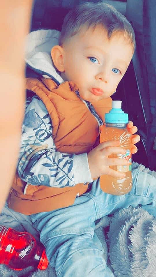 Moreno a rejoint le concours — aidez-le/la à gagner de superbes lots ! aqua, azure, baby, baby_toddler_clothing, blue, child, drinkware, electric_blue, finger, hand, happy, muscle, nail, person, pink, plastic_bottle, skin, sleeve, toddler, trunk