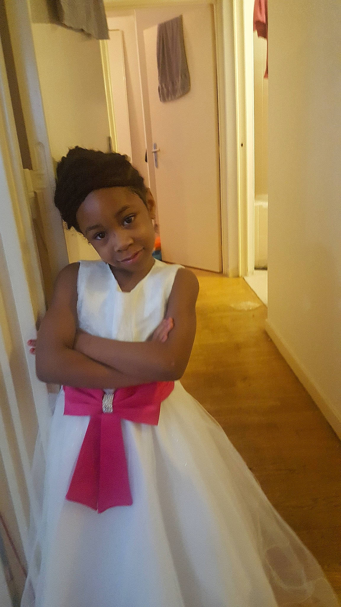 Anissa a rejoint le concours — aidez-le/la à gagner de superbes lots ! bridal_clothing, bride, child, dress, flooring, girl, gown, hair, hairstyle, human_hair_color, outerwear, person, pink, room, shoulder, skin, smile, standing, textile, wedding_dress