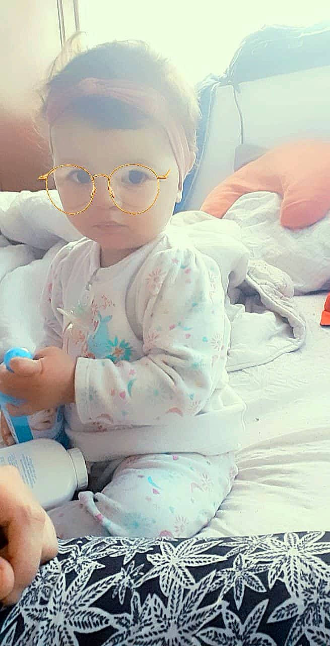Assia participe au concours pour gagner de l'argent avec cette photo : baby, child, eyewear, glasses, person, toddler