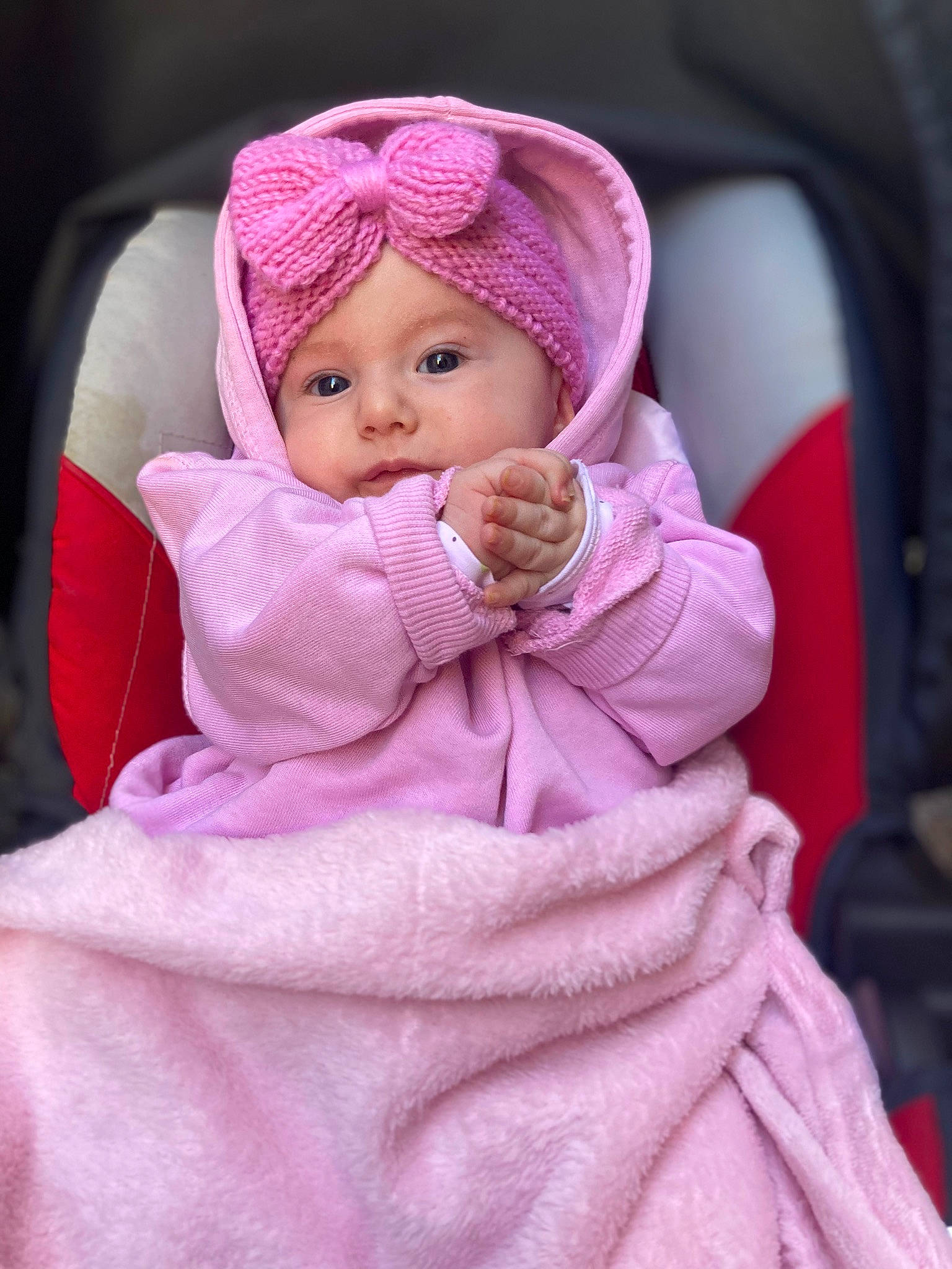 Caelie a rejoint le concours — aidez-le/la à gagner de superbes lots ! baby, baby_products, baby_toddler_clothing, cap, cheek, comfort, eye, fur, head, headwear, hood, jacket, linens, magenta, outerwear, person, pink, purple, sleeve, smile