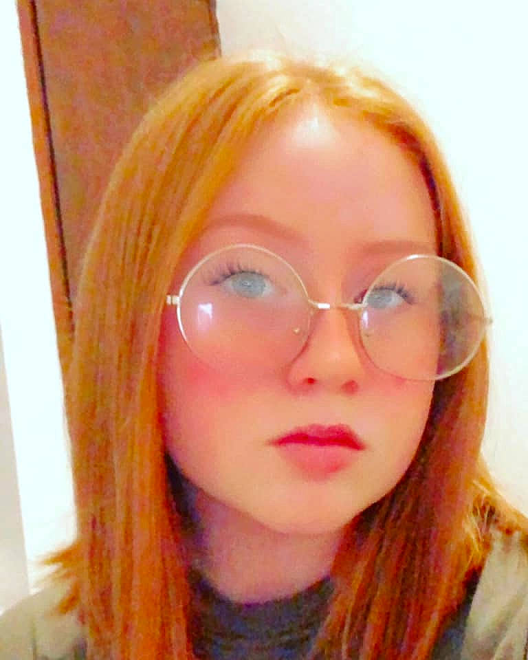 Wendy participe au concours pour gagner de l'argent avec cette photo : bangs, cheek, chin, ear, eyebrow, eyelash, eyewear, forehead, iris, jaw, layered_hair, lip, long_hair, mouth, nose, orange, person, selfie, skin, step_cutting