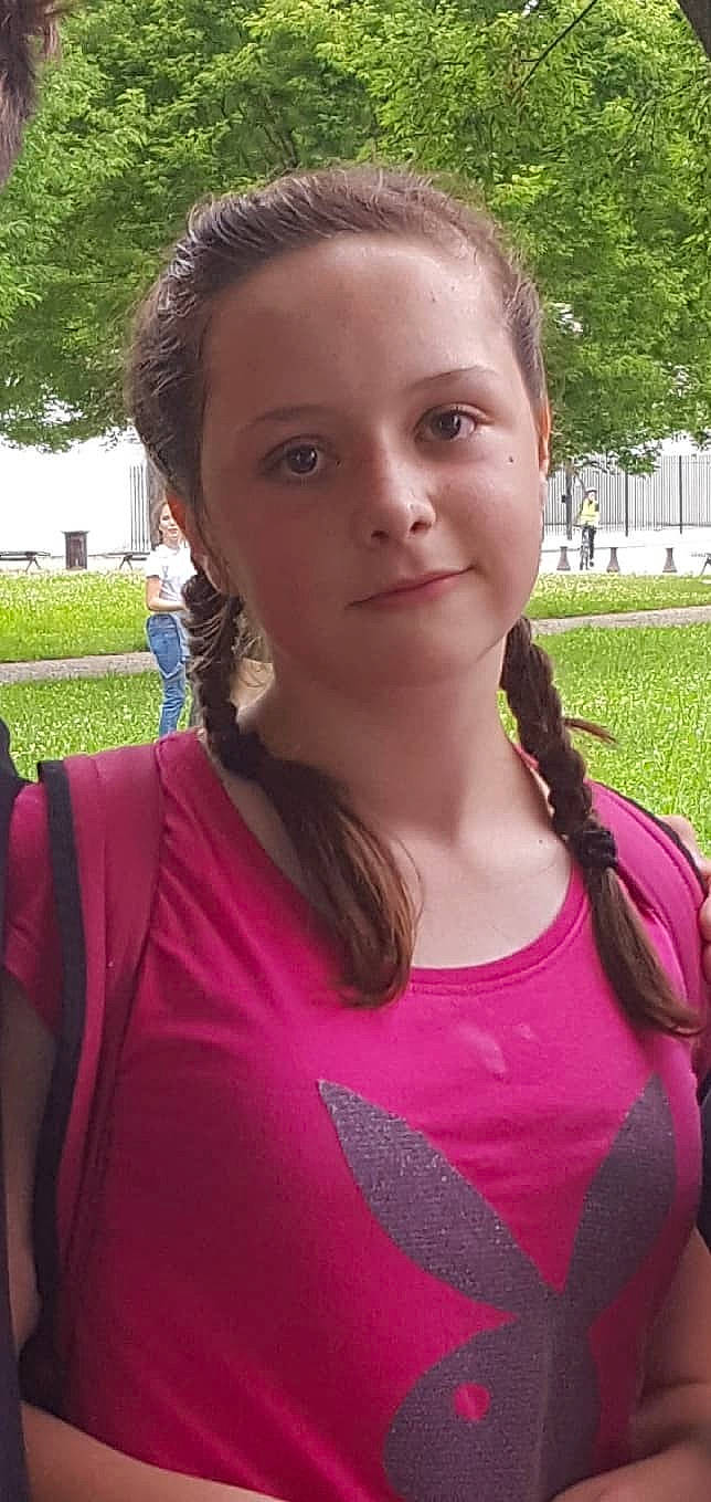 Nawel participe au concours pour gagner de l'argent avec cette photo : beauty, black_hair, brown_hair, cheek, cool, eye, face, fun, girl, hairstyle, head, human_hair_color, lady, long_hair, person, pink, shoulder, skin, smile, summer