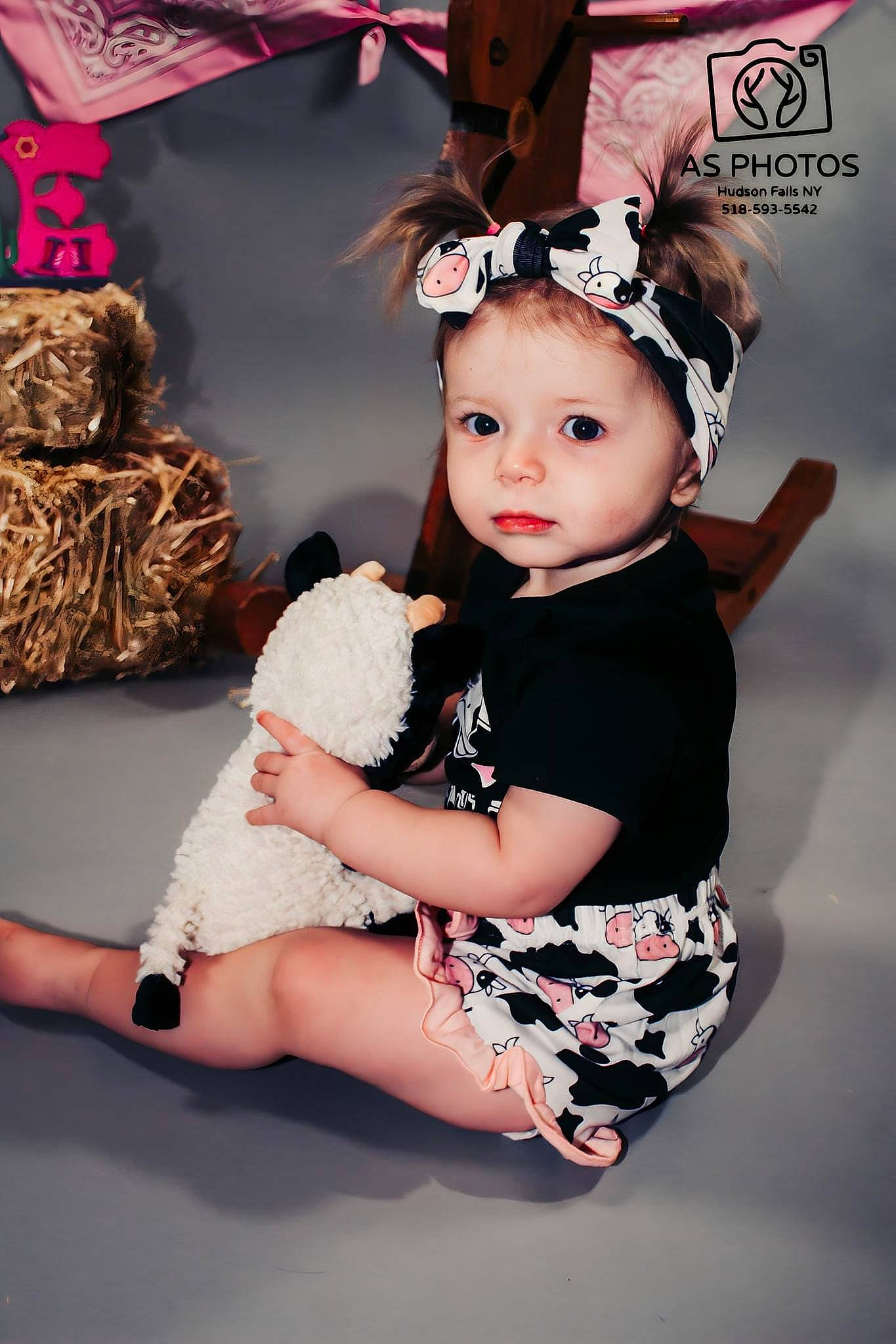 Octavia is registered to the contest to win money with this photo: baby_toddler_clothing, child, costume, costume_hat, event, eyelash, fashion_accessory, fashion_design, flash_photography, headband, headgear, headpiece, headwear, human_leg, jewellery, necklace, pattern, person, pink, sleeve