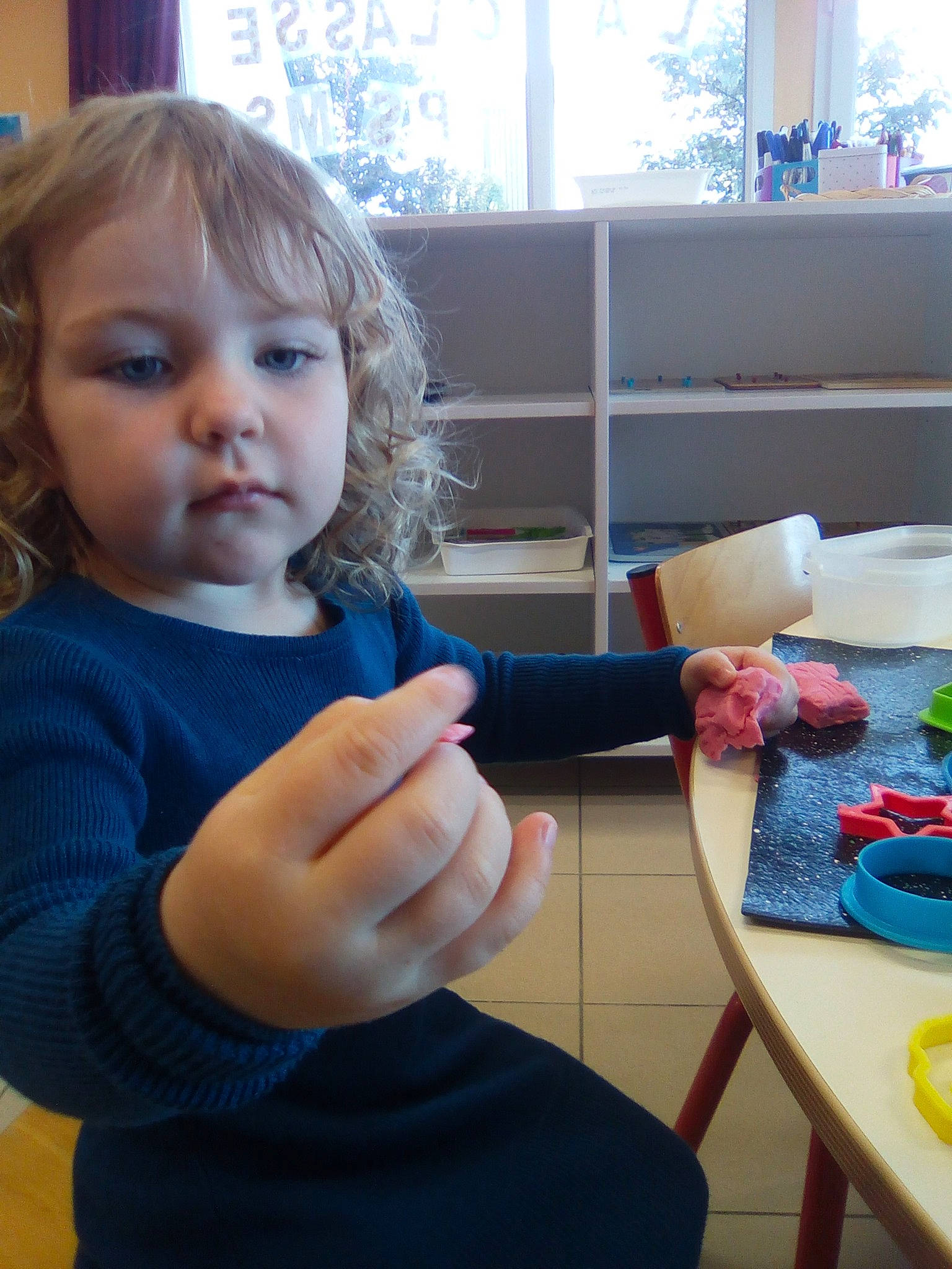 Alyssia participe au concours pour gagner de l'argent avec cette photo : arm, child, finger, hand, person, play, room, thumb, toddler