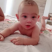 Mathias Nicolas participe au concours pour gagner de l'argent avec cette photo : baby, child, bed, blanket, furniture, person, indoor, room, face, skin, head, hand, foot, expression, curious, lying, wardrobe, adult, blurred, casual