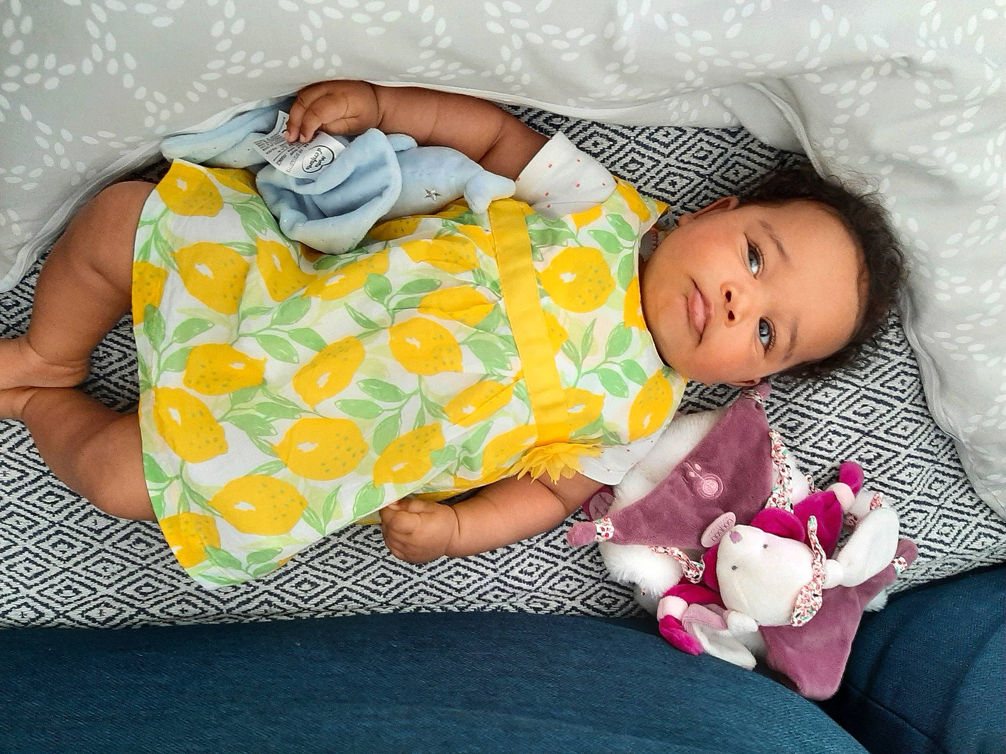 Coline a rejoint le concours — aidez-le/la à gagner de superbes lots ! baby, baby_products, baby_sleeping, baby_toddler_clothing, bedding, bedtime, child, comfort, finger, hand, happy, headgear, human_body, leg, linens, person, pink, skin, textile, thigh