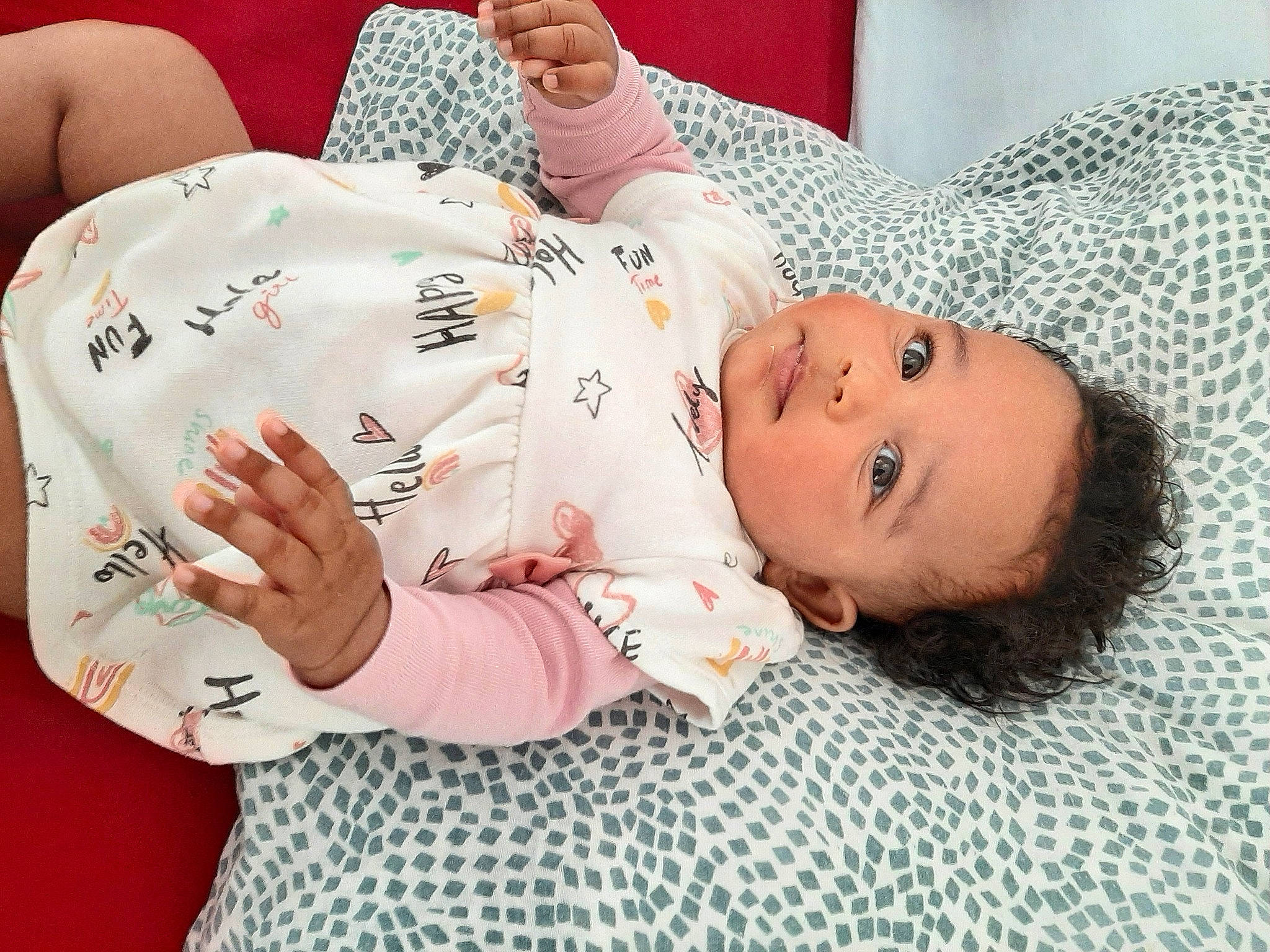 Coline participe au concours pour gagner de l'argent avec cette photo : abdomen, arm, baby, baby_toddler_clothing, chest, child, comfort, couch, elbow, finger, hand, happy, joint, linens, muscle, neck, person, sleeve, t_shirt, toddler