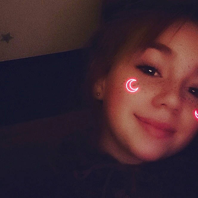 Julie participe au concours pour gagner de l'argent avec cette photo : automotive_lighting, cheek, cloud, eye, eyebrow, eyelash, flash_photography, happy, head, iris, jaw, joy, lip, nose, person, selfie, sky, smile, space, tints_and_shades