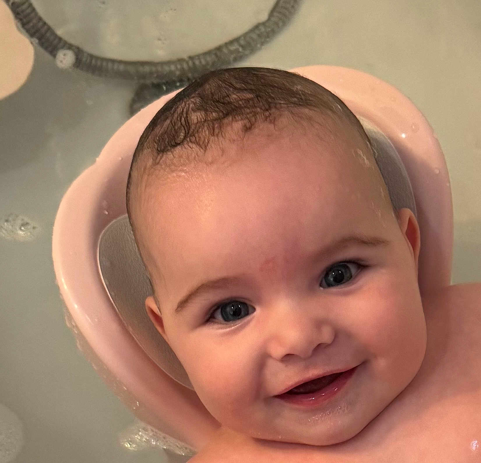 Amélia a rejoint le concours — aidez-le/la à gagner de superbes lots ! baby, smiling, face, water, bath, bathtub, baby_bath_seat, skin, head, child, cute, happy, blue_eyes, wet_hair, infant, closeup, person, indoor, bubble, pink