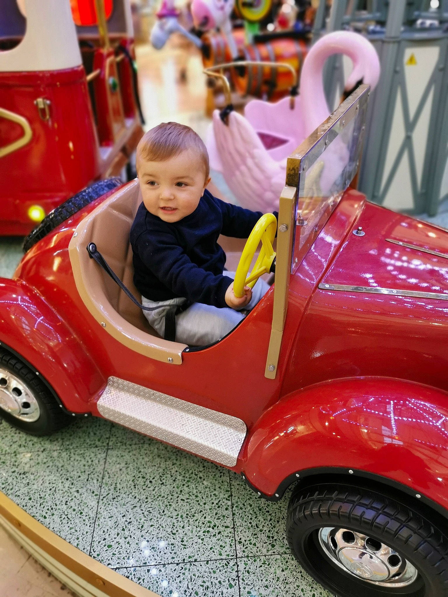 Jonas a rejoint le concours — aidez-le/la à gagner de superbes lots ! antique_car, automotive_design, car, child, city_car, classic, classic_car, fun, model_car, motor_vehicle, person, pink, toddler, toy, toy_vehicle, vacation, vehicle, vintage_car, wheel