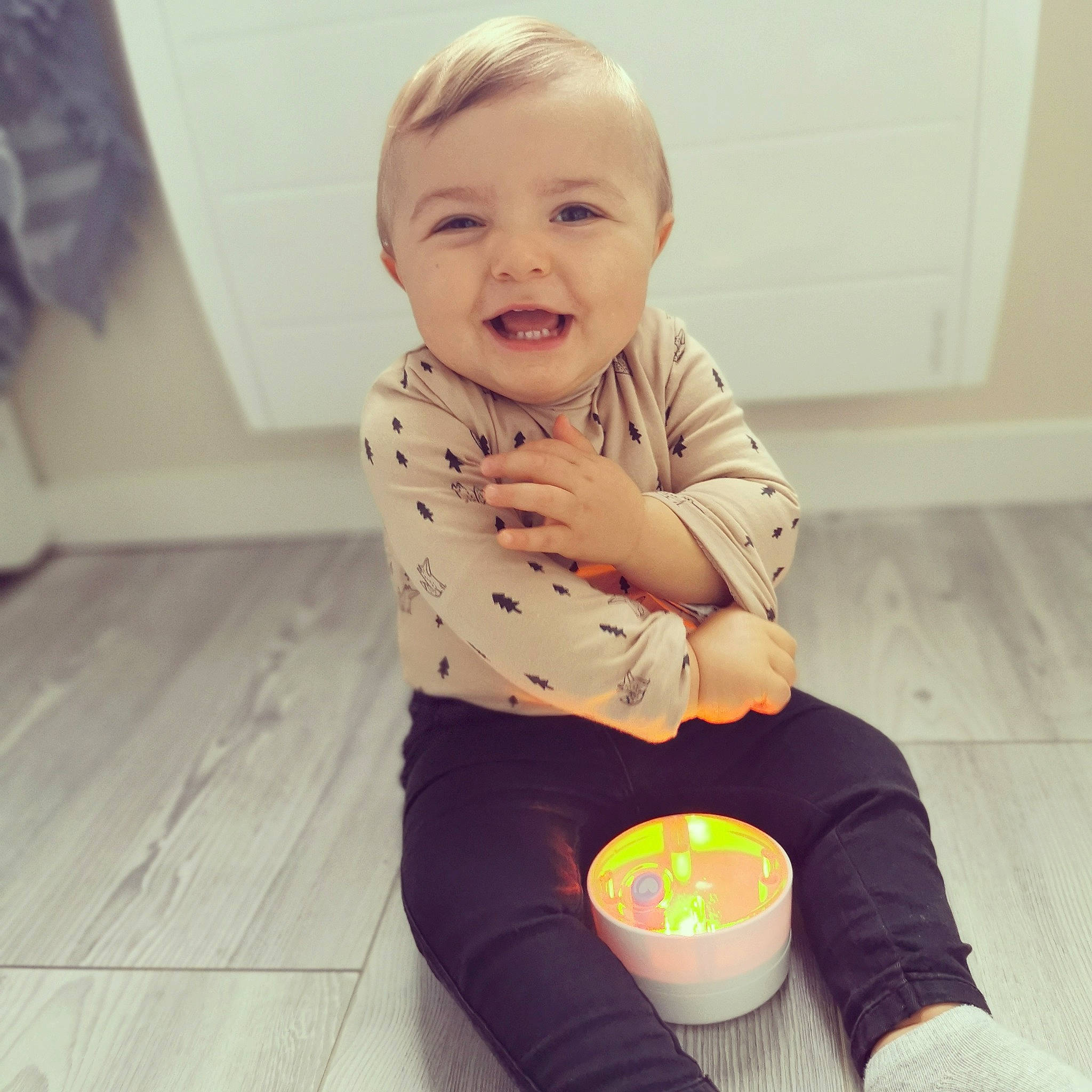 Jonas a rejoint le concours — aidez-le/la à gagner de superbes lots ! baby, child, face, food, happy, head, outerwear, person, play, sleeve, smile, toddler