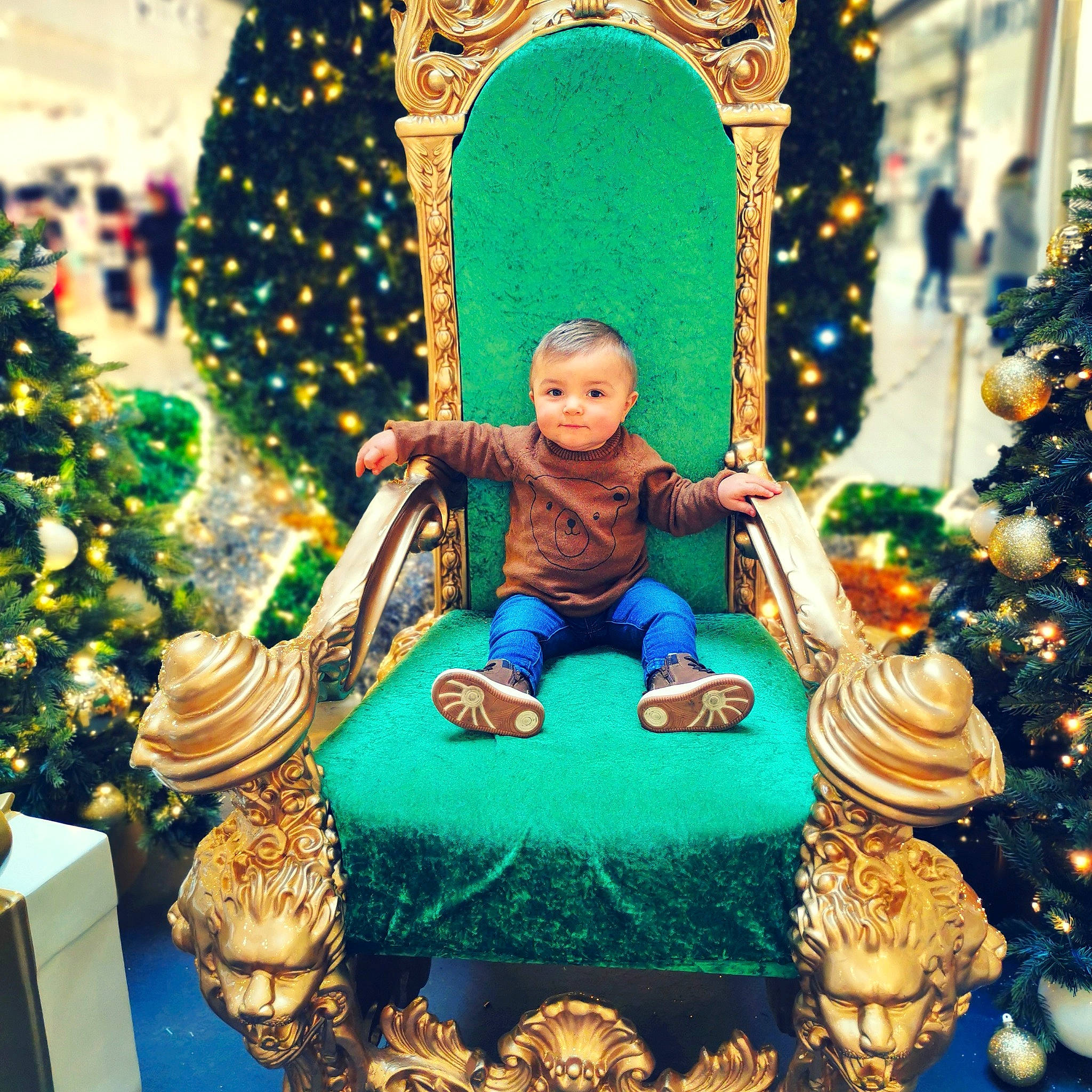 Jonas a rejoint le concours — aidez-le/la à gagner de superbes lots ! baby, christmas, christmas_decoration, christmas_eve, christmas_lights, christmas_ornament, christmas_tree, conifer, event, evergreen, fictional_character, fir, holiday, holiday_ornament, interior_design, lap, ornament, person, pine, pine_family