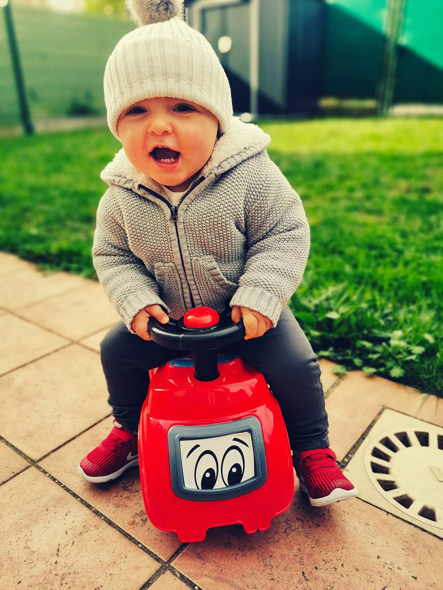 Jonas participe au concours pour gagner de l'argent avec cette photo : baby, baggage, beanie, child, happy, headwear, luggage_and_bags, outerwear, person, play, product, red, sitting, smile, suitcase, toddler, toy, travel, vehicle