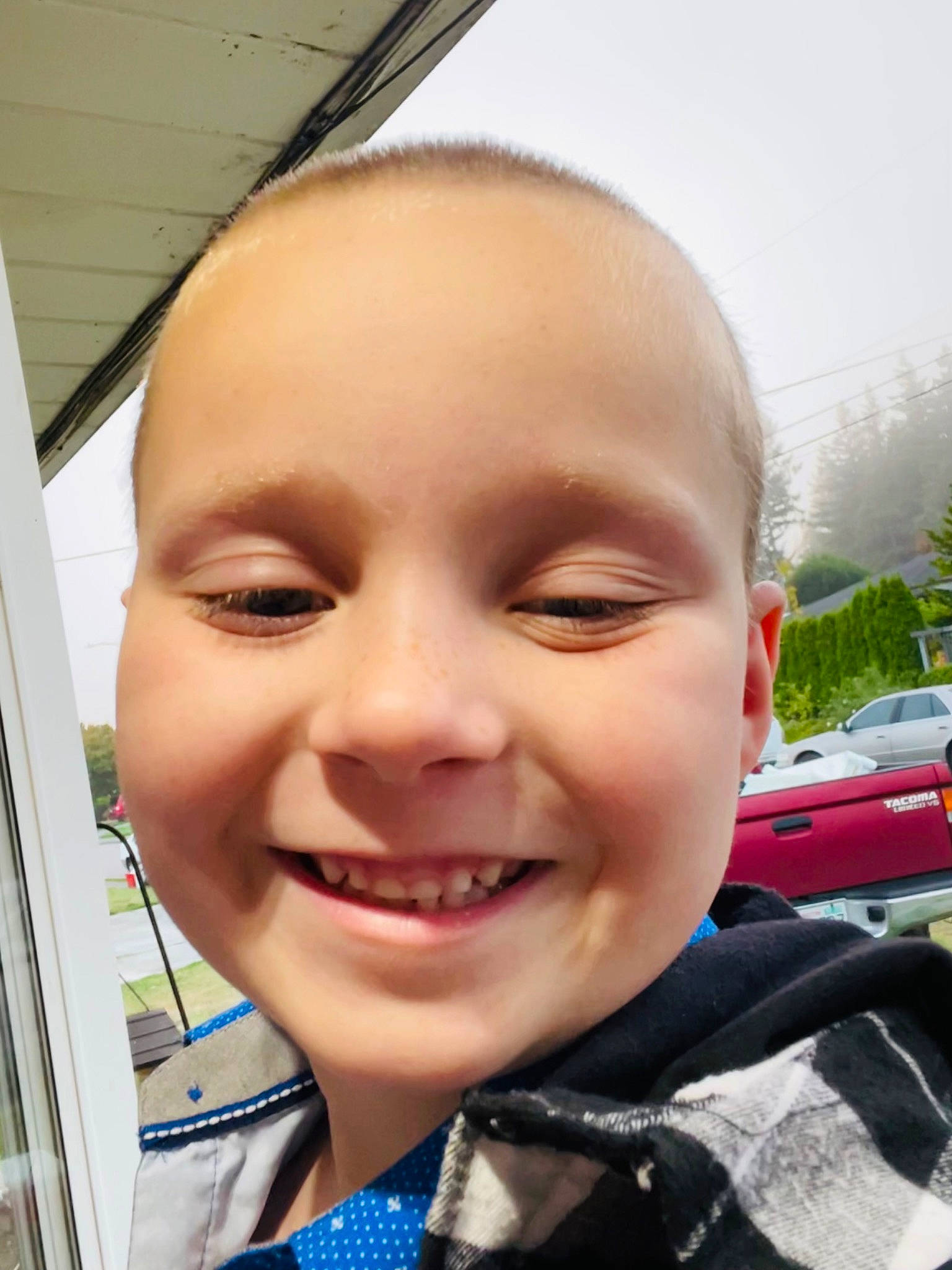 Jeremy is registered to the contest to win money with this photo: automotive_lighting, car, child, electric_blue, eyebrow, eyewear, forehead, fun, happy, jaw, joy, leisure, motor_vehicle, nose, person, selfie, sky, smile, toddler, travel