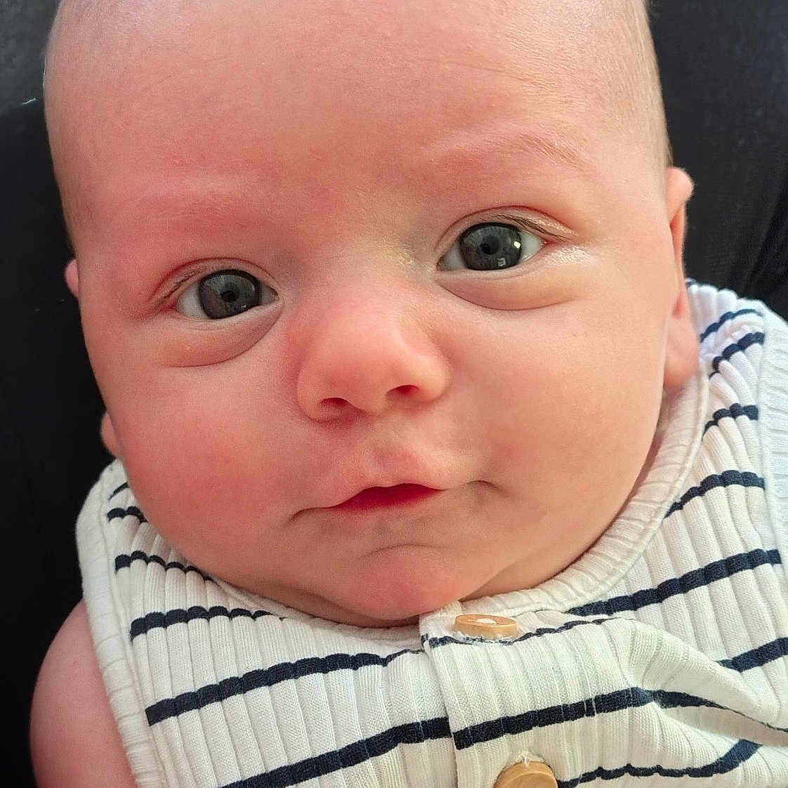 Hélio a rejoint le concours — aidez-le/la à gagner de superbes lots ! apparel, baby, button, child, closeup, clothing, cute, expression, eyes, face, head, human, infant, newborn, person, portrait, skin, sleeveless, striped, young