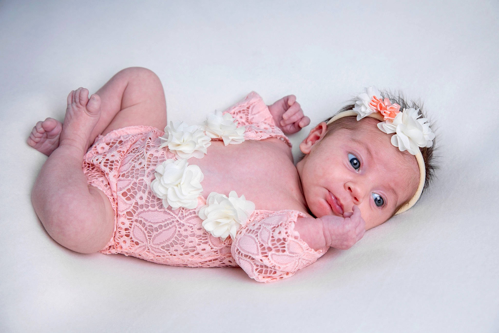 Giulia participe au concours pour gagner de l'argent avec cette photo : baby, baby_toddler_clothing, comfort, dress, embellishment, eye, eyelash, hair_accessory, hand, headband, headgear, headpiece, human_body, jewellery, pattern, person, pink, skin, sleeve, textile