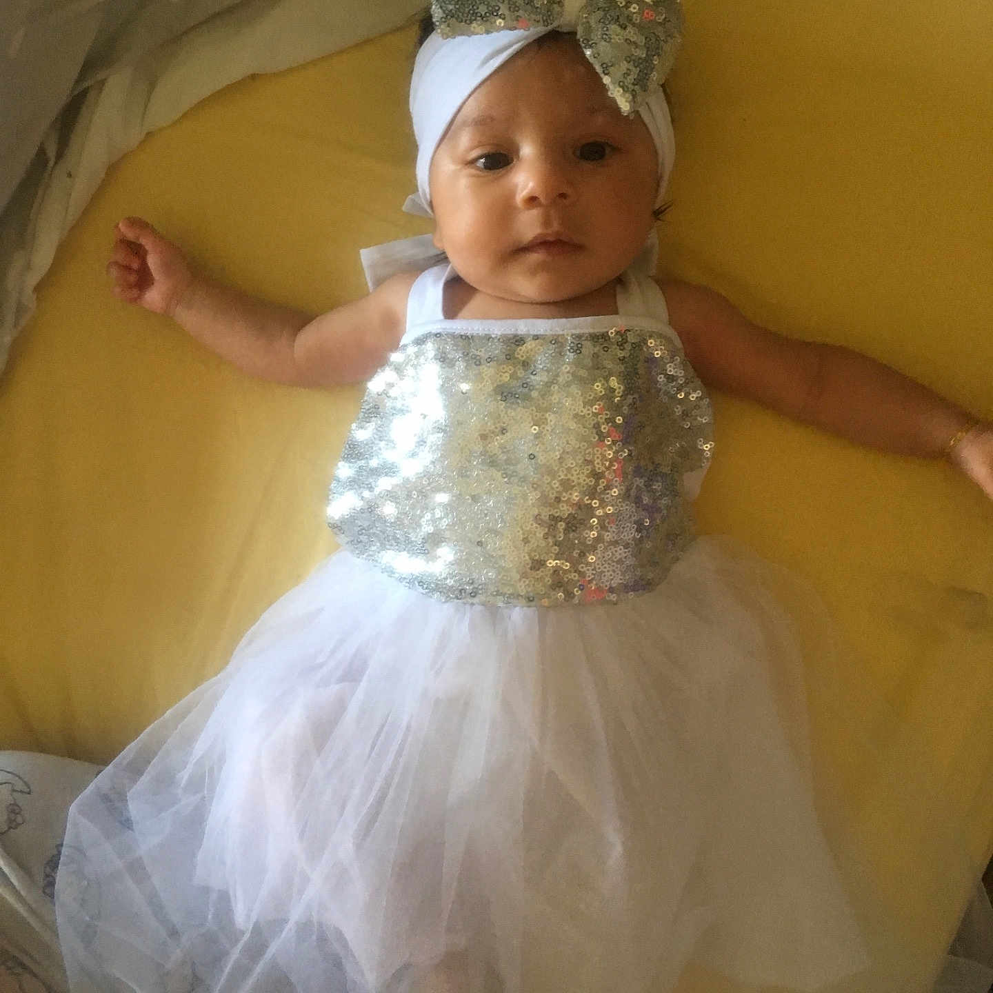 Maïssa participe au concours pour gagner de l'argent avec cette photo : child, dress, hand, infant, skin, veil