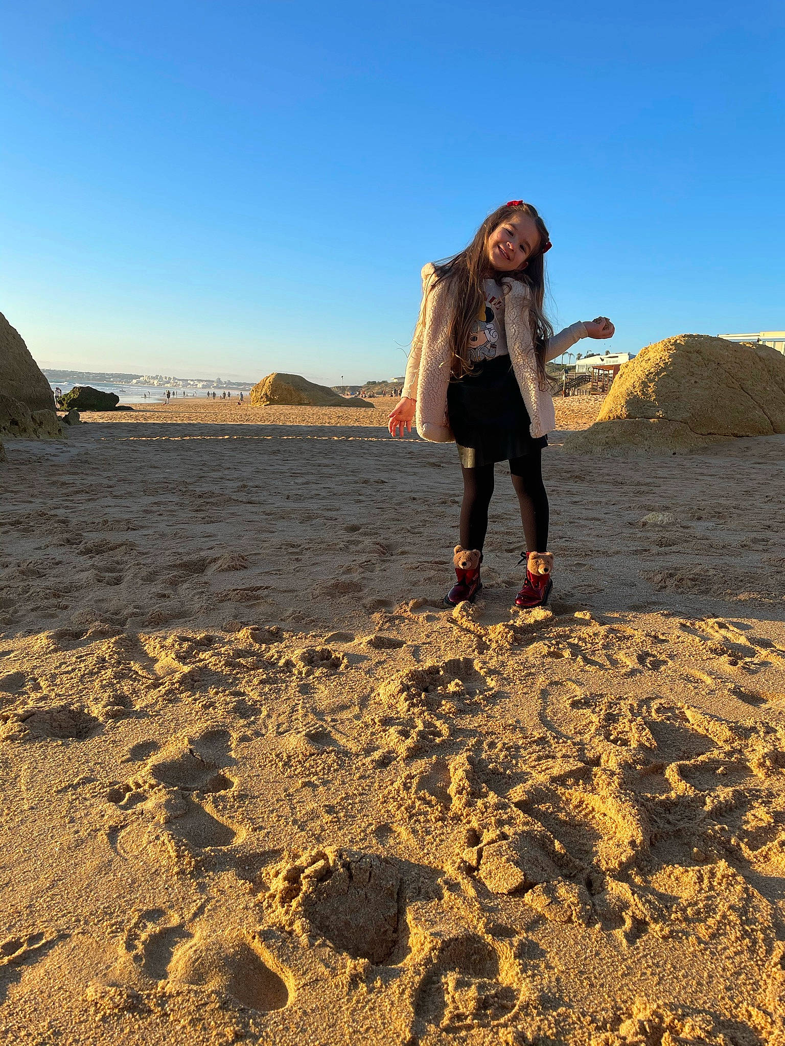 Carolina participe au concours pour gagner de l'argent avec cette photo : aeolian_landform, body_of_water, electric_blue, flash_photography, formation, fun, happy, hill, horizon, human_leg, joy, landscape, mountain, mountainous_landforms, natural_environment, people_in_nature, person, sand, sky, soil