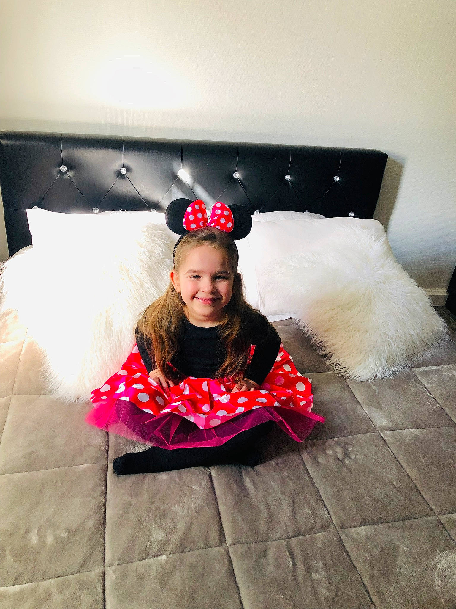 Carolina a rejoint le concours — aidez-le/la à gagner de superbes lots ! bedding, bedroom, comfort, event, fashion_design, flash_photography, floor, flooring, fun, fur, happy, joy, lighting, linens, magenta, person, room, sleeve, smile, t_shirt