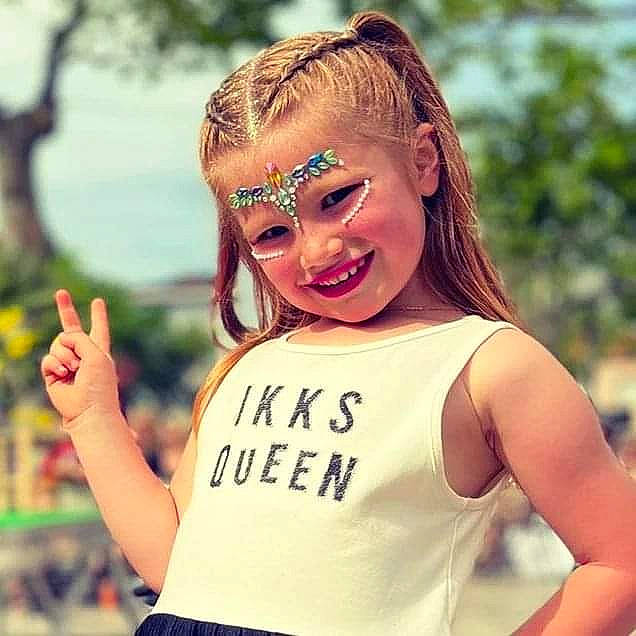 Milena participe au concours pour gagner de l'argent avec cette photo : active_tank, arm, child, cool, eyelash, eyewear, finger, fun, gesture, hand, happy, joy, leisure, long_hair, people_in_nature, person, recreation, sleeve, sleeveless_shirt, smile