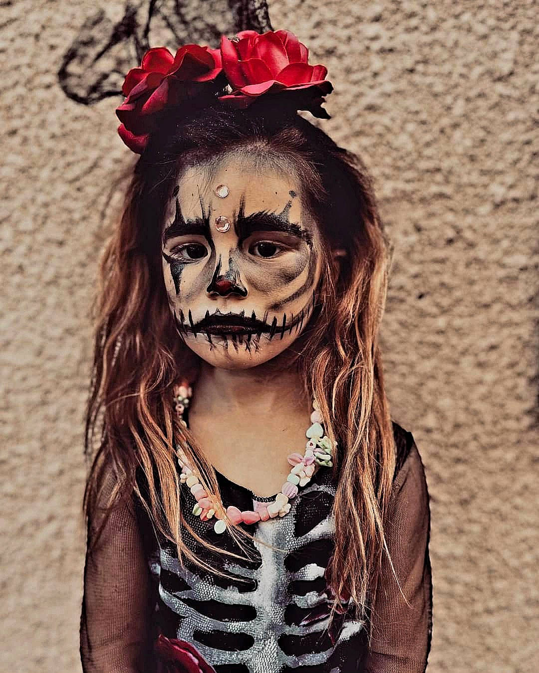 Milena participe au concours pour gagner de l'argent avec cette photo : black_hair, child, costume, event, eyelash, face, fashion_accessory, flower, fun, hair_accessory, happy, headgear, headpiece, jewellery, mask, mouth, person, petal, stock_photography, toddler