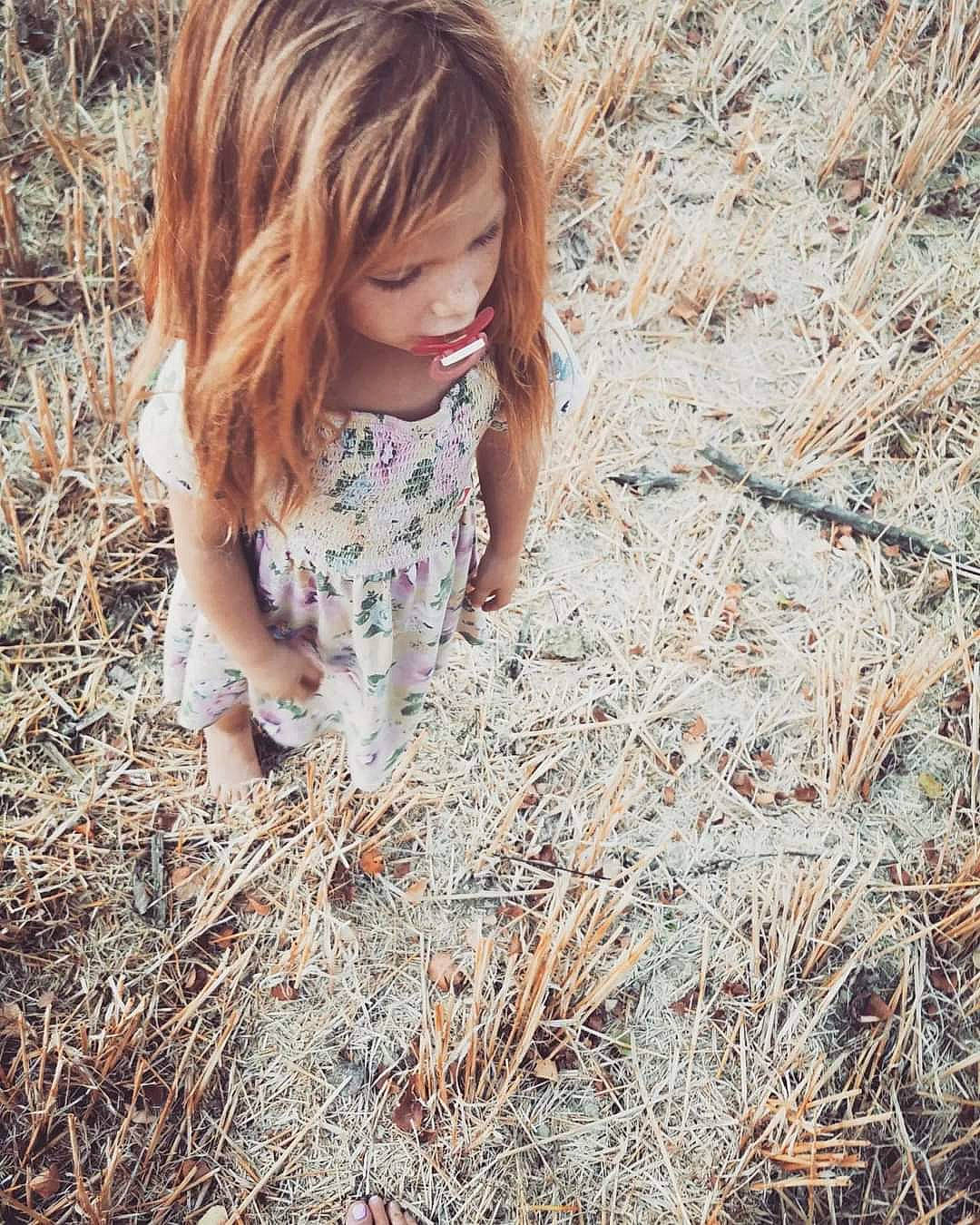 Milena participe au concours pour gagner de l'argent avec cette photo : baby_toddler_clothing, blond, branch, brown_hair, fawn, grass, grass_family, hair, happy, human_leg, long_hair, people_in_nature, person, plant, smile, soil, toddler, tree, trunk, twig