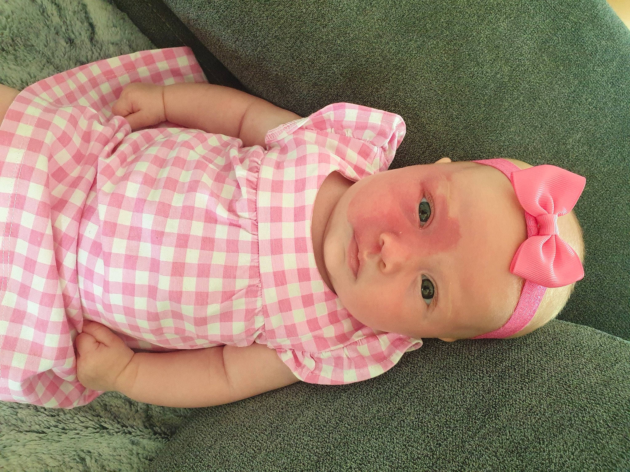 Chloé a rejoint le concours — aidez-le/la à gagner de superbes lots ! baby, baby_toddler_clothing, cheek, child, comfort, eye, finger, grass, human_body, linens, lip, nose, pattern, person, pink, plaid, skin, tartan, textile, toddler