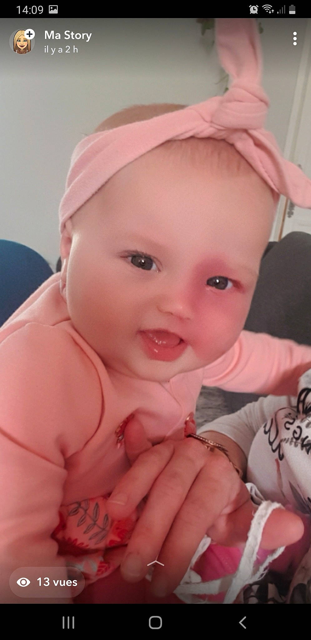 Chloé a rejoint le concours — aidez-le/la à gagner de superbes lots ! baby, baby_toddler_clothing, cheek, ear, eye, eyebrow, eyelash, facial_expression, gesture, hairstyle, hand, happy, human_body, iris, lip, mouth, nose, person, pink, skin