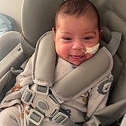 Eden a rejoint le concours — aidez-le/la à gagner de superbes lots ! baby, infant, child, car_seat, harness, safety_strap, onesie, smile, face, head, newborn, pajamas, medical_tape, buckle, padding, cozy, indoor, portrait, seat, happy