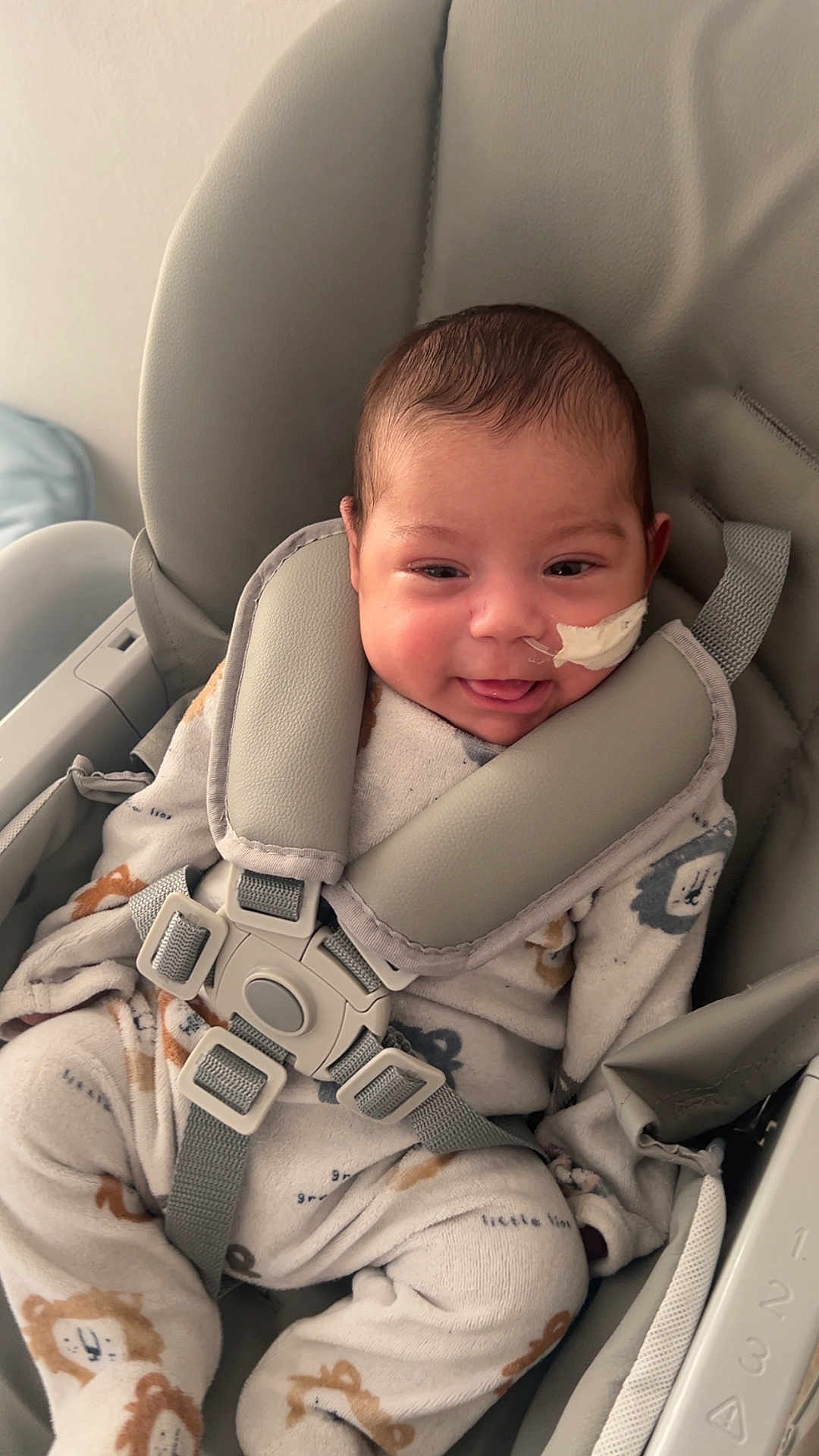 Eden a rejoint le concours — aidez-le/la à gagner de superbes lots ! baby, infant, child, car_seat, harness, safety_strap, onesie, smile, face, head, newborn, pajamas, medical_tape, buckle, padding, cozy, indoor, portrait, seat, happy