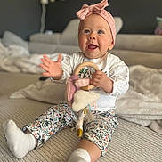 Serena a rejoint le concours — aidez-le/la à gagner de superbes lots ! baby, bed, blanket, bow, child, clothing, couch, cute, happy, headband, home, indoor, person, plant, playful, portrait, sitting, smiling, sock, toy