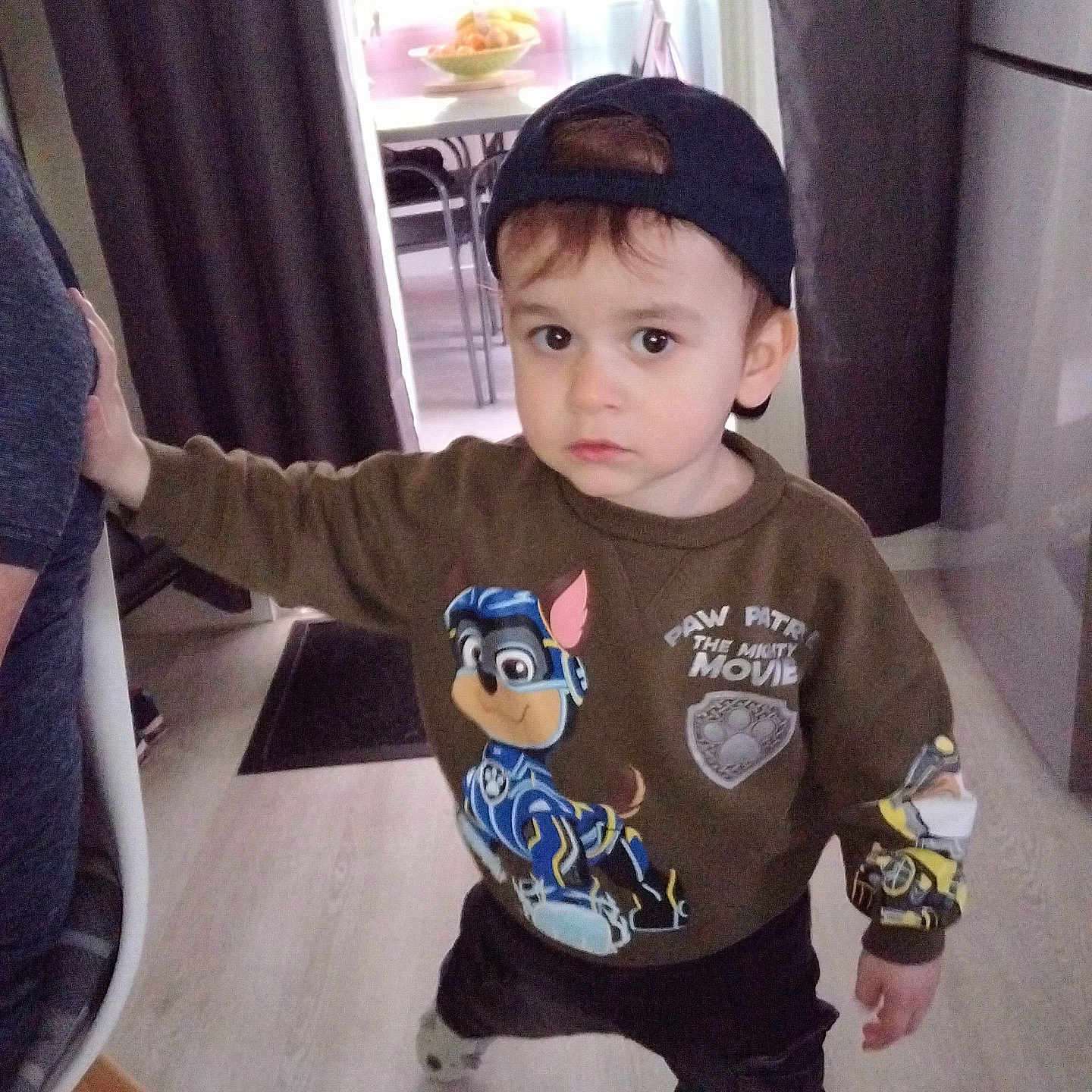 Raphaël participe au concours pour gagner de l'argent avec cette photo : baseballcap, bodypart, boy, cap, child, clothing, face, finger, hat, head, knitwear, male, pants, person, photography, portrait, sweater, sweatshirt, t_shirt, wood